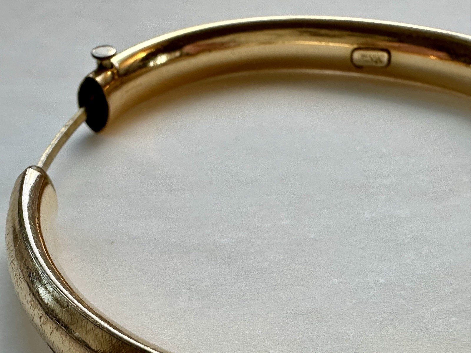 Vtg Winard 12K Gold Filled Hinged Bangle floral Etched secure w/ Bar