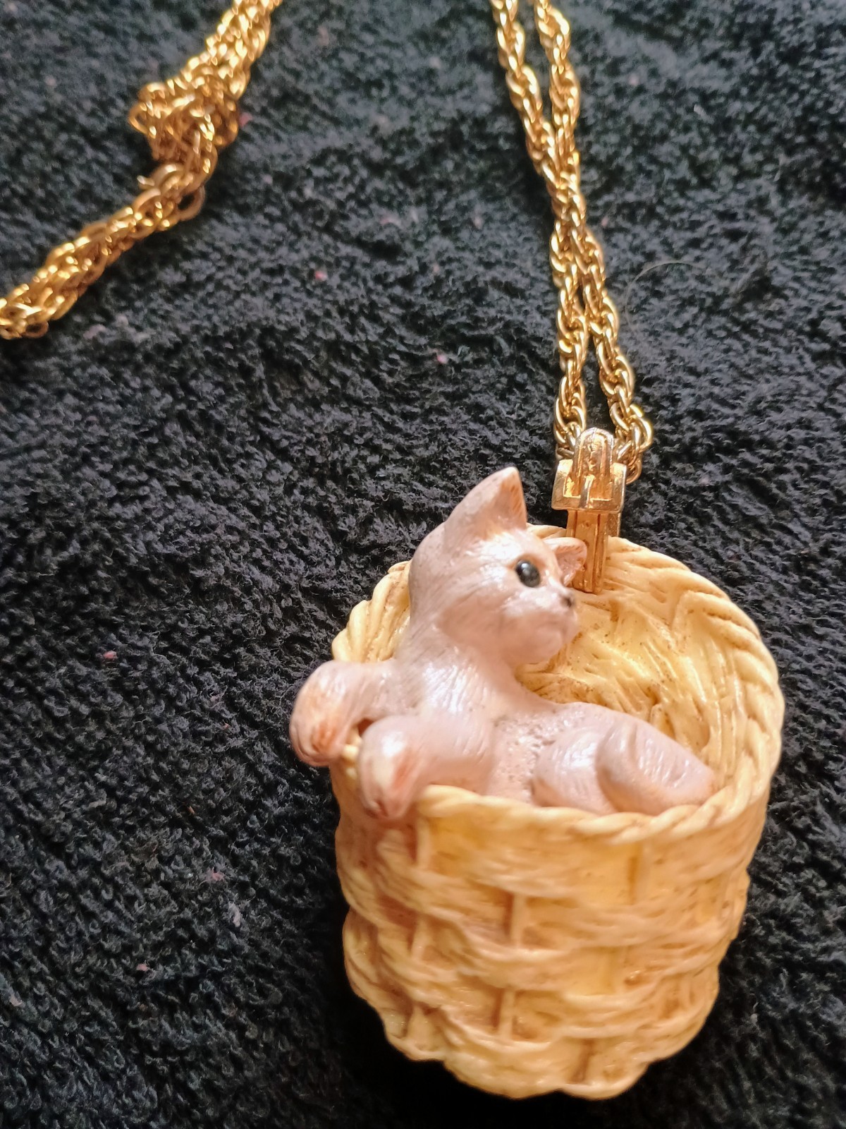 Razza Signed Kitty in Basket 60s Era Necklace
