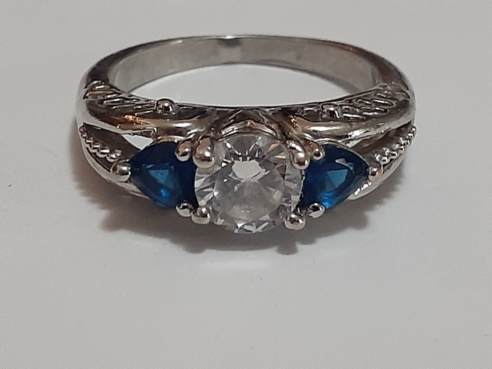blue & white/colorless prong set stone trio Silvertone ring size 6.5