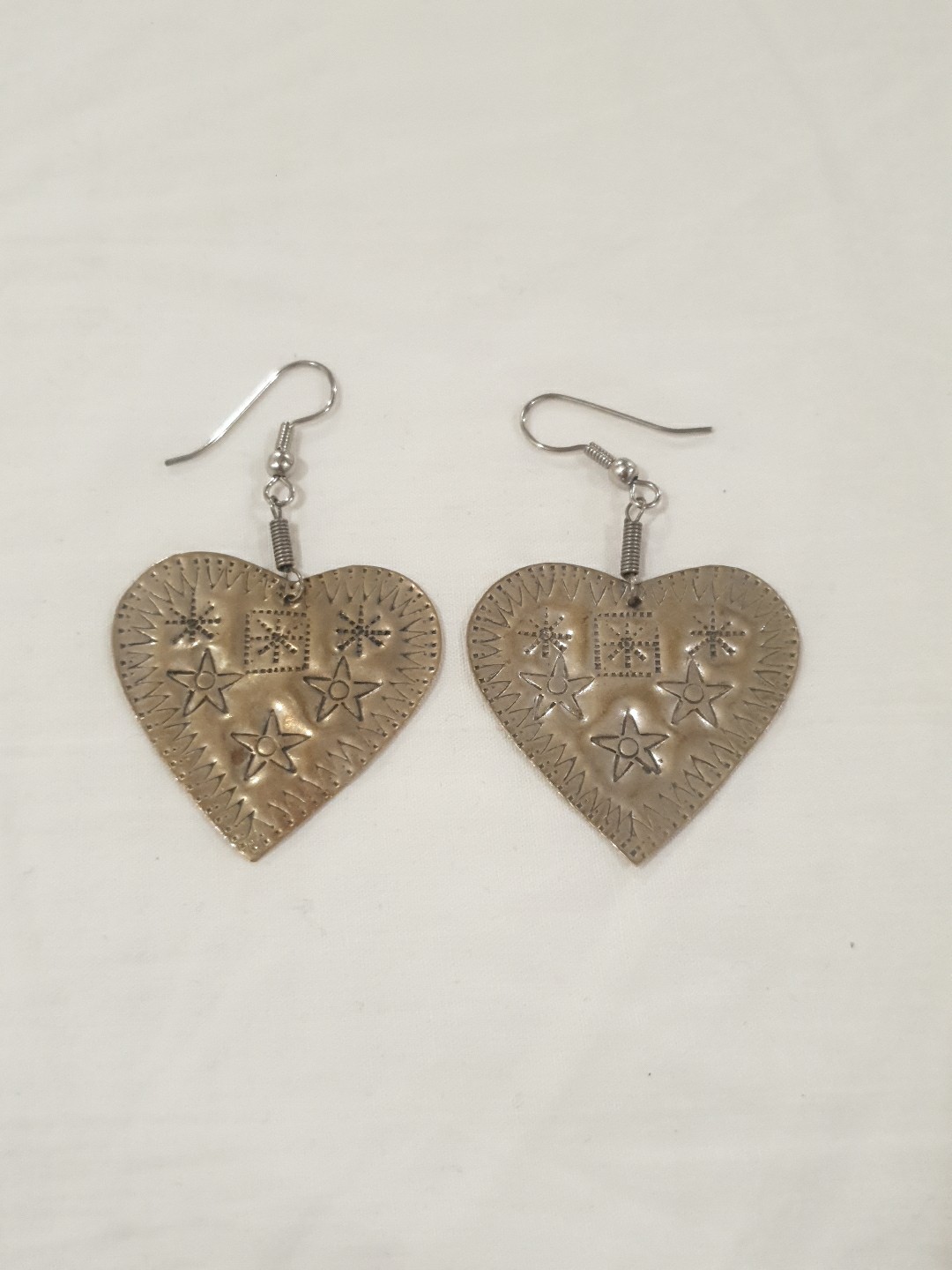 Sweet 1980s stamped metal heart earrings with french hooks Boho Folk-Art EUC