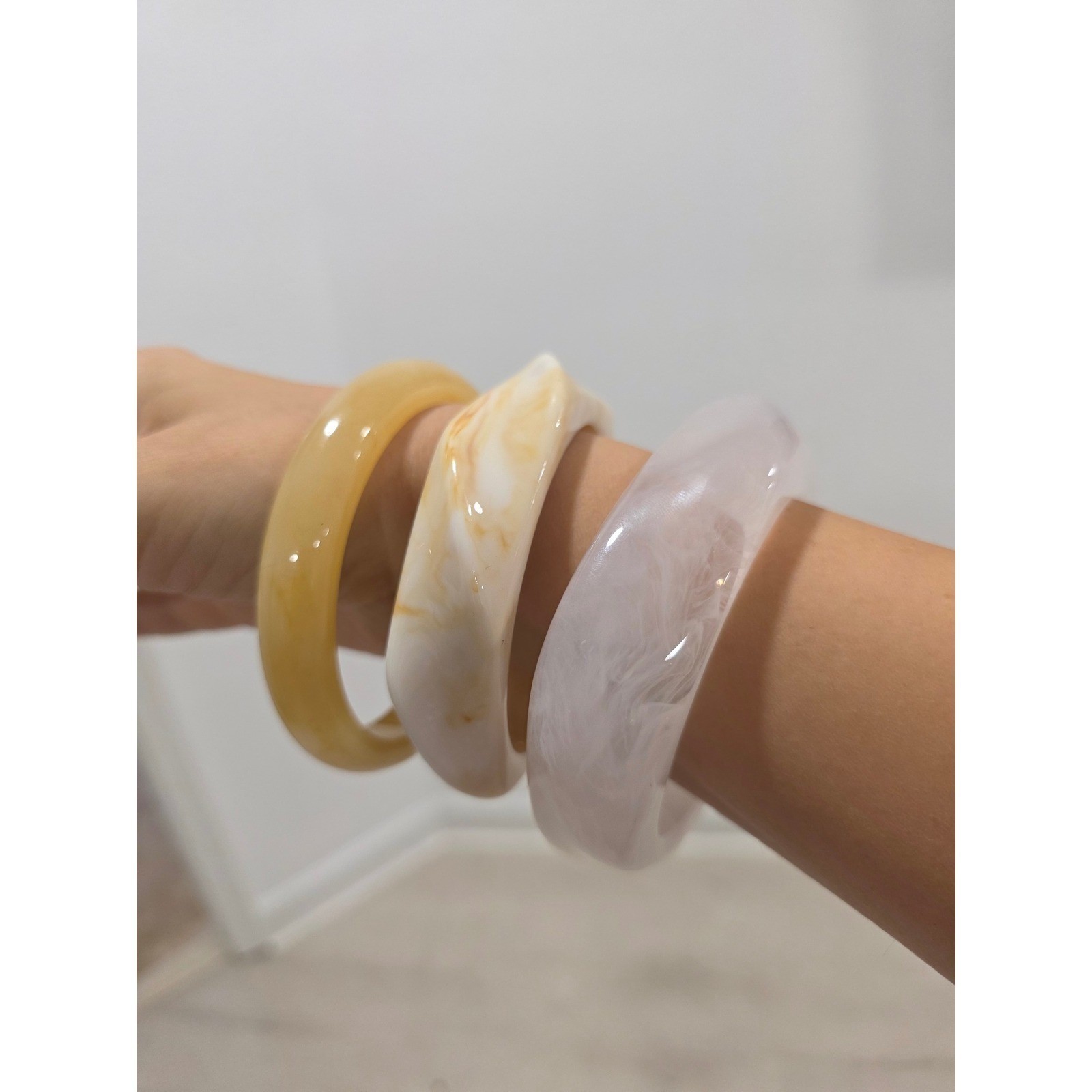 3 Chunky set Resin Bangle Bracelets Marbled Honey Cream White Stackable 2.8 in