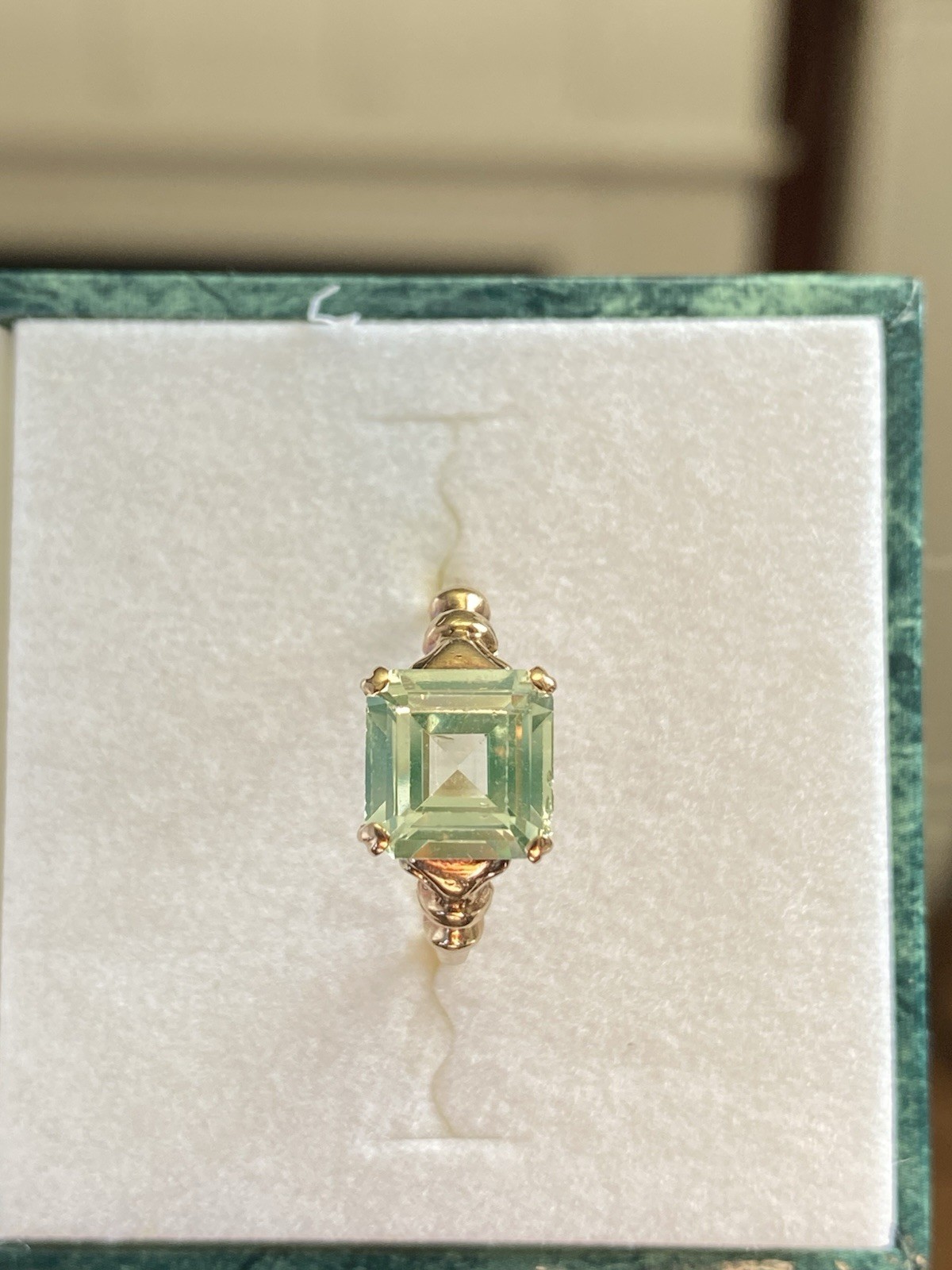 ANTIQUE 10K YELLOW GOLD URANIUM LIME GREEN SPINEL GEMSTONE RING size 6 ~ 1.7 g