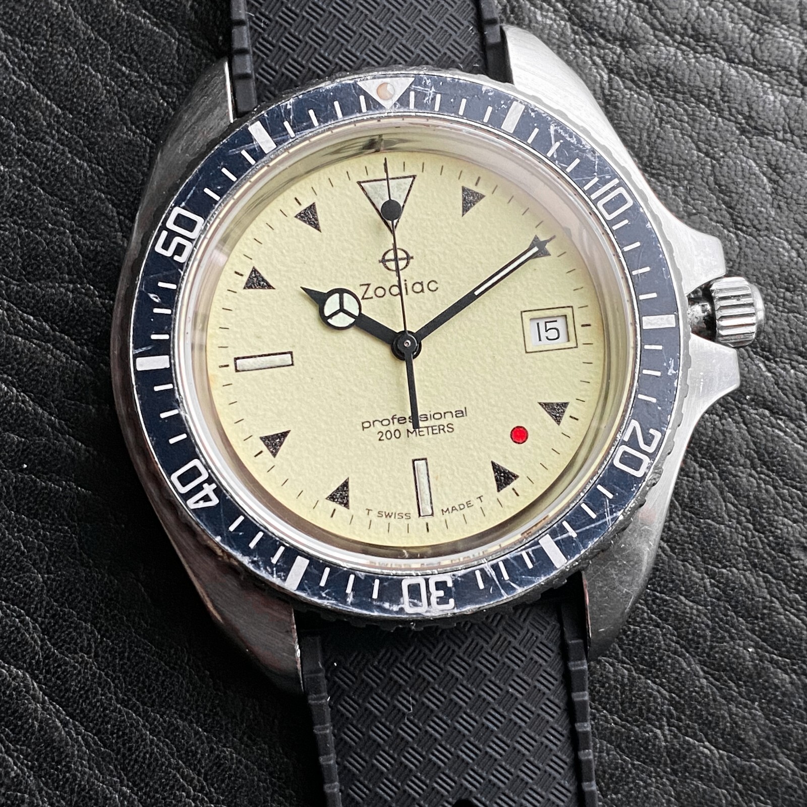 EXCELLENT ZODIAC VINTAGE RED POINT RED DOT 106.21.07 QUARTZ DIVER SWISS