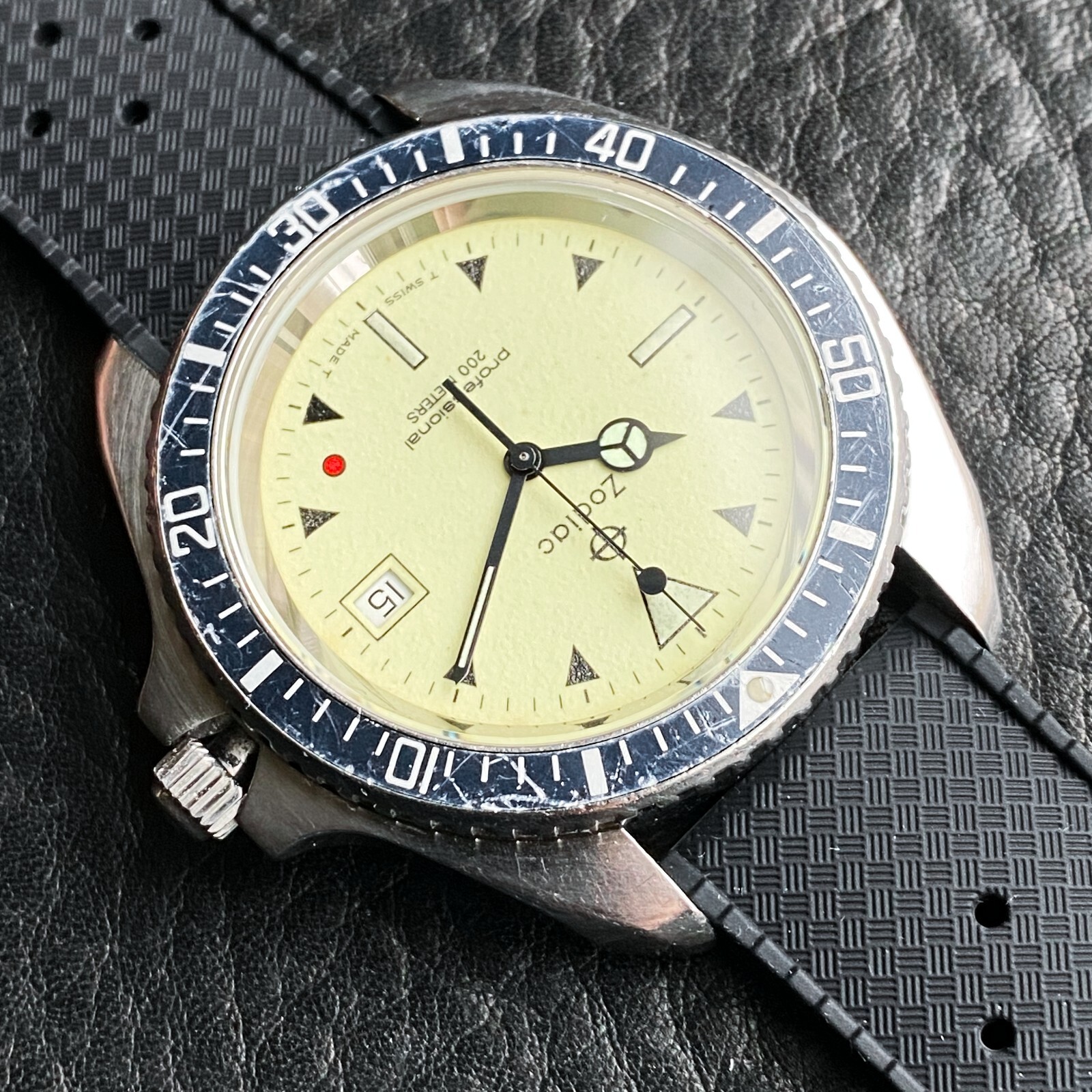 EXCELLENT ZODIAC VINTAGE RED POINT RED DOT 106.21.07 QUARTZ DIVER SWISS