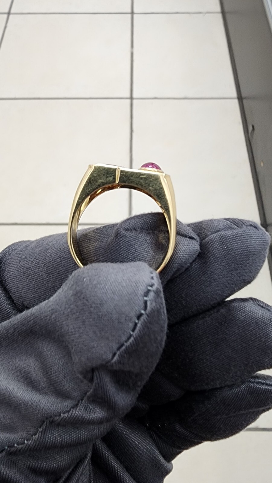 18kt Ring,Diamonds And Rubi,8.9 Grams,gabochon rubi,and calibrated rubis,Size10.
