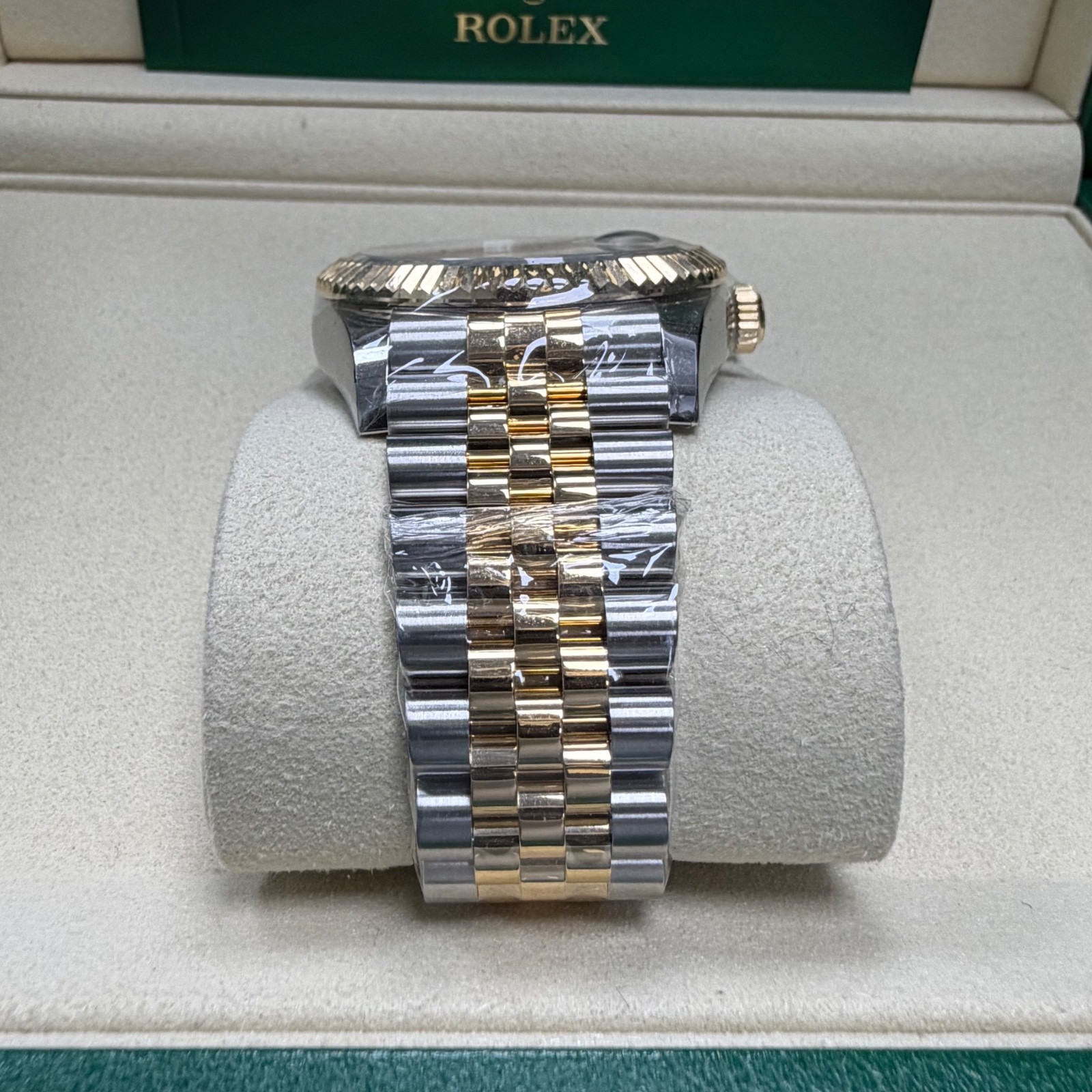 Rolex Skydweller 2025 42mm 336933 Champagne Dial 18K YG Bezel TT Jubilee B&P