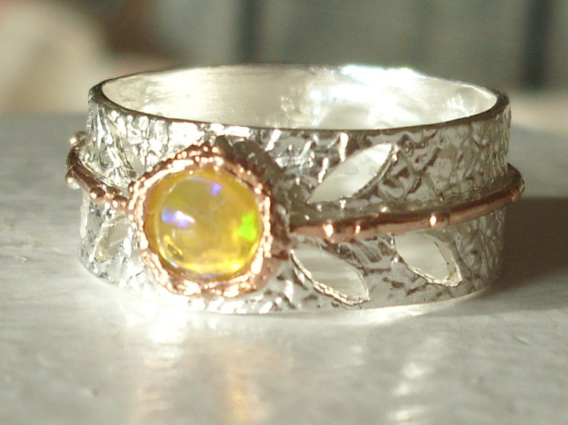 CeS Ring mit einem bunt leuchtenden mexikanischen Feueropal, mexican Opal