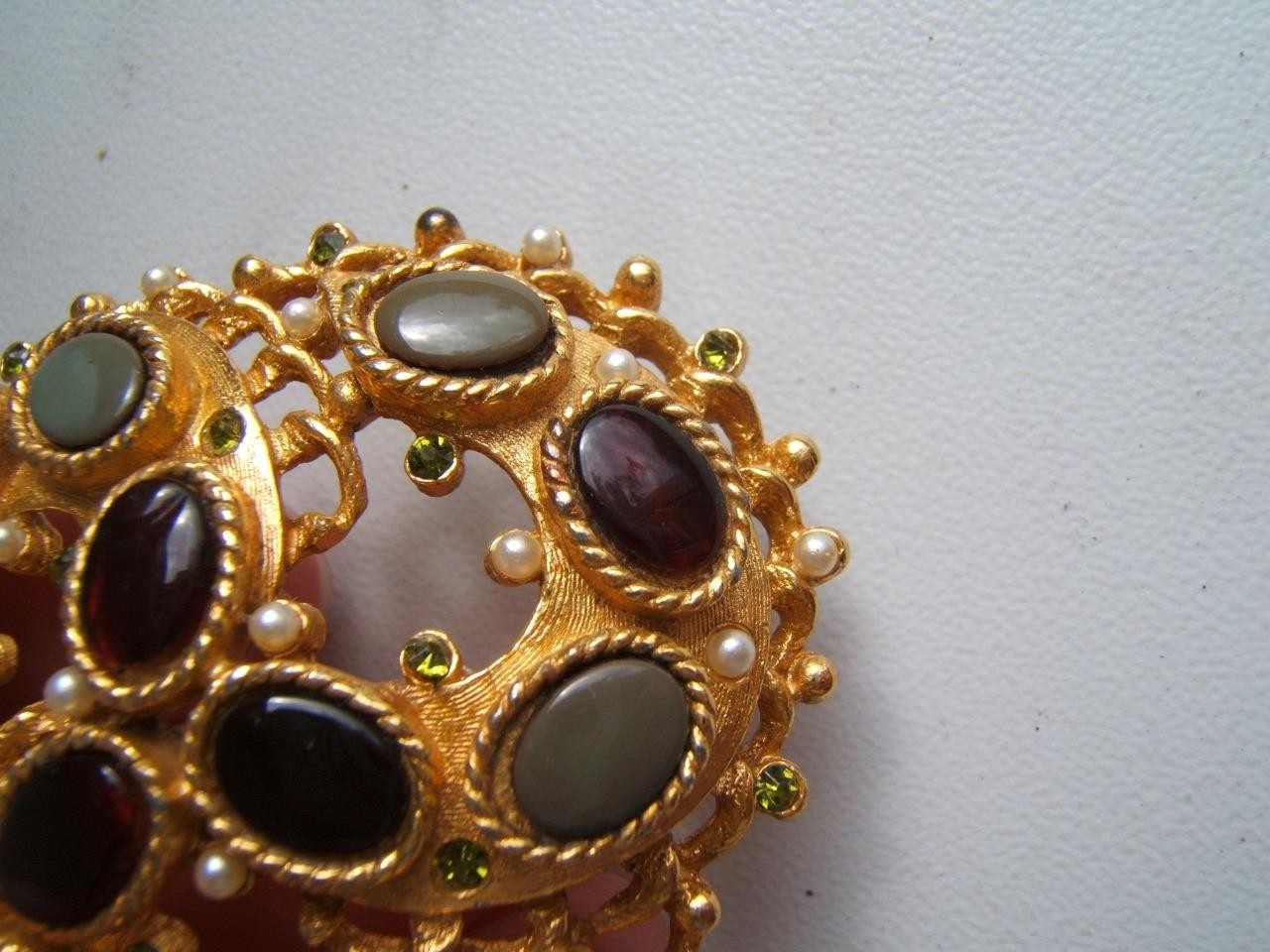 VINTAGE CORO GOLD TONE BROOCH PIN W/ RED & GREEN STONES