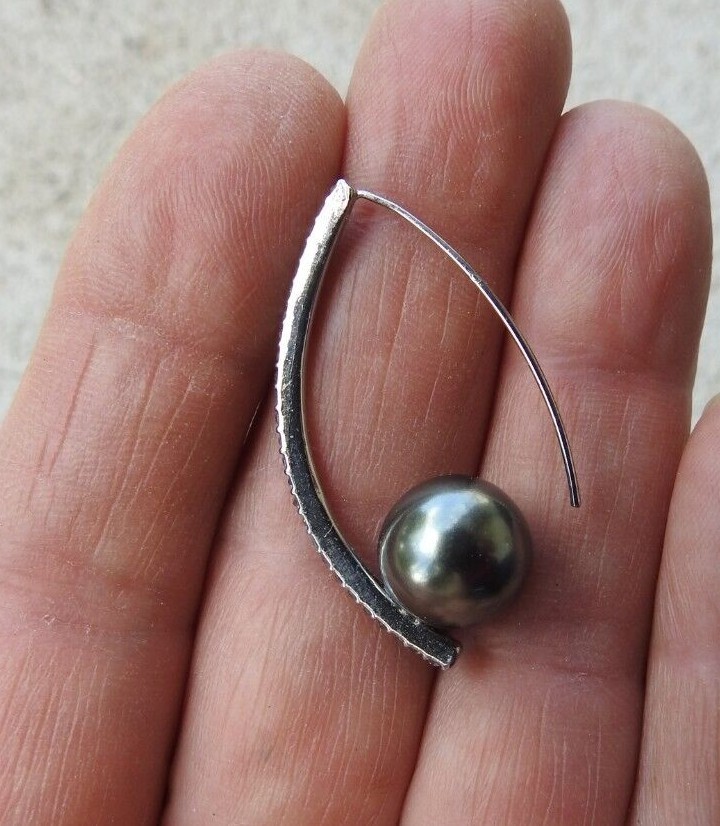 Beautiful Black Pearl Hook Closure Earrings with Rhinestones