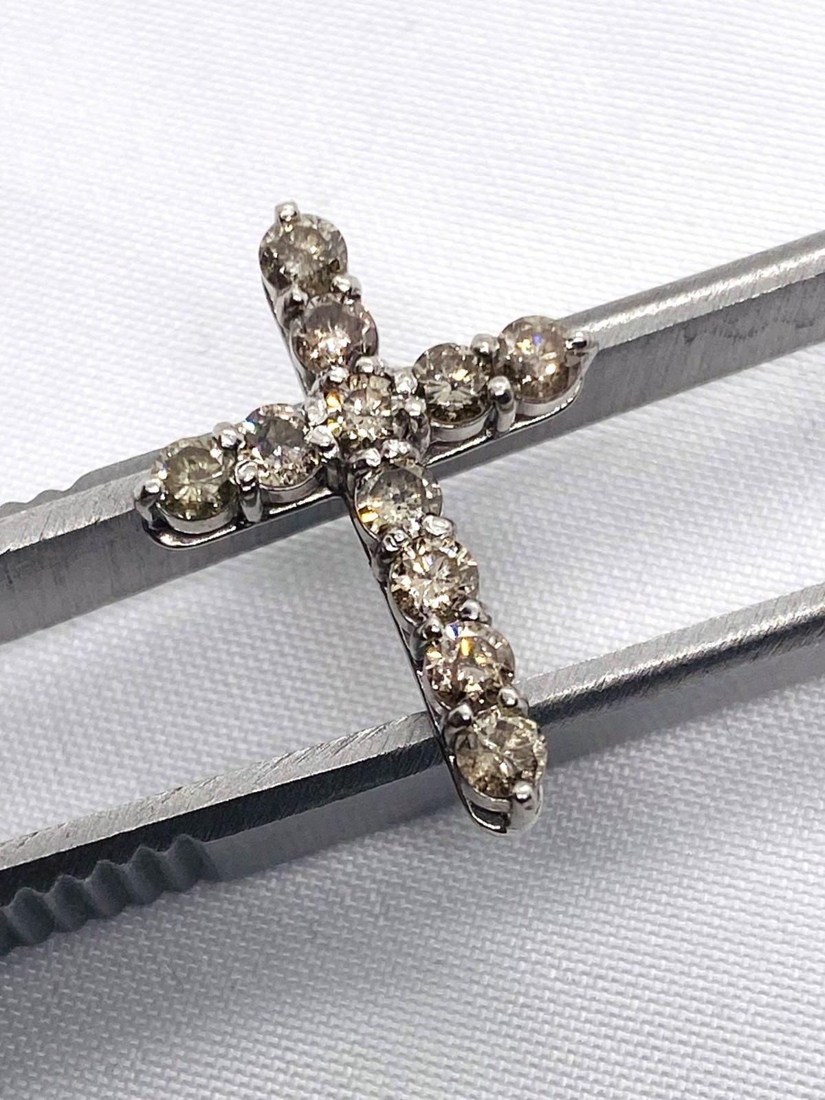 Platinum 900 11 Diamond Cross 21 x 15.1mm