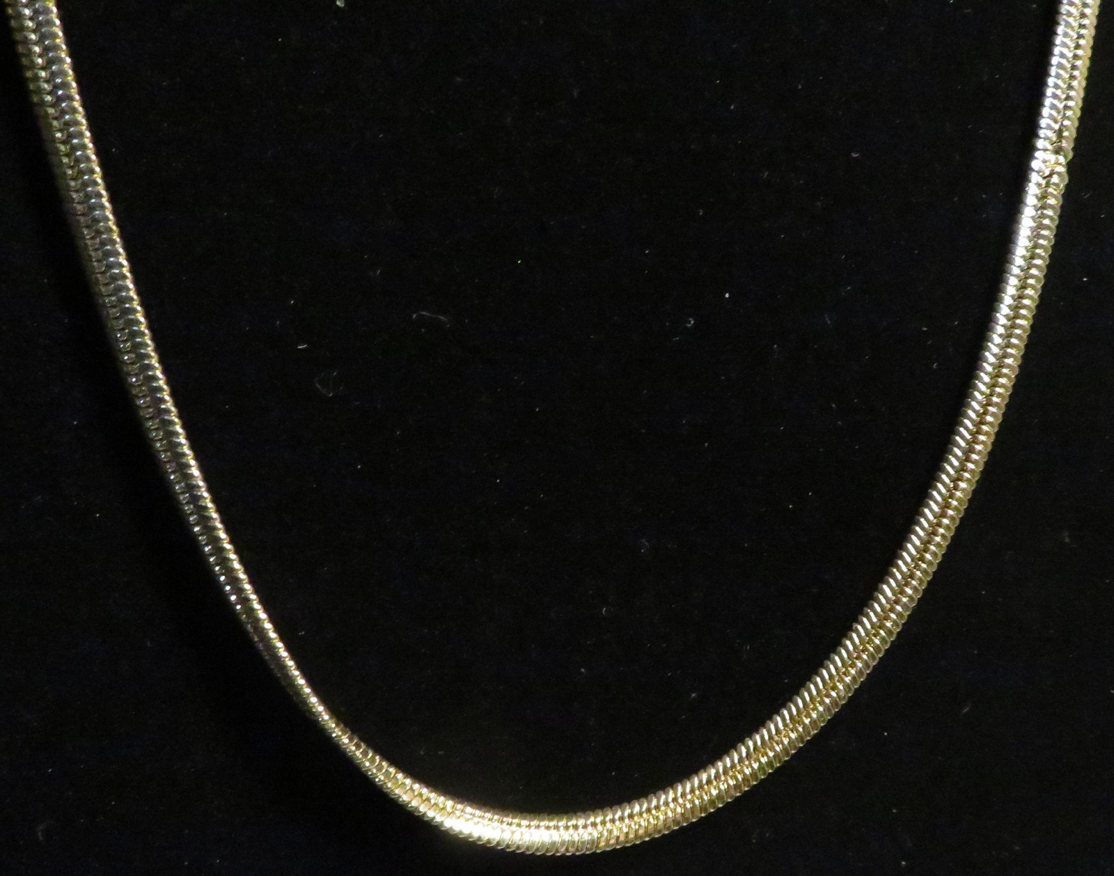 Vintage Women Gold Tone Herringbone Chain Necklace Flat Snake Choker 15-19″ adju
