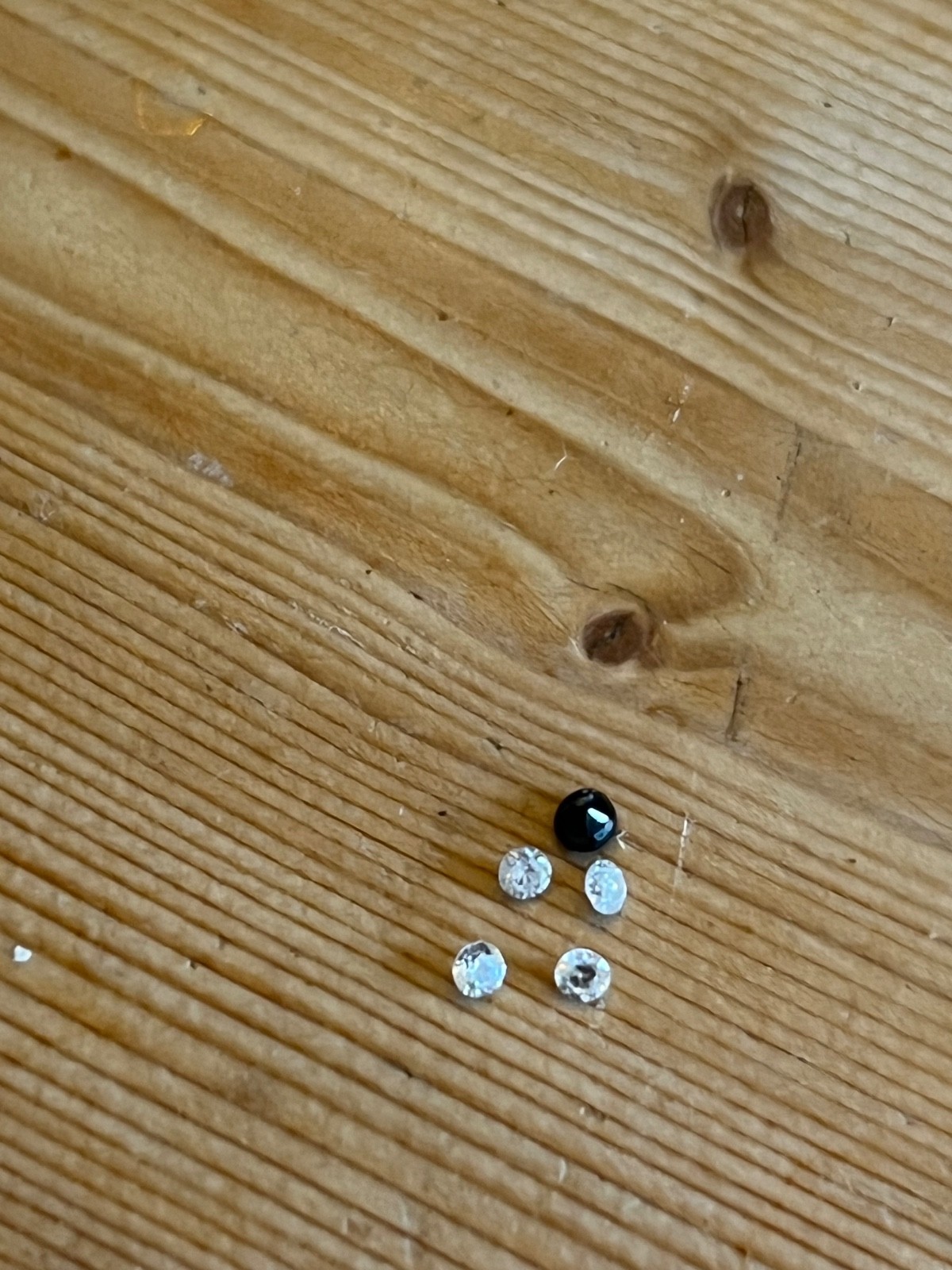 DIAMONDS 0.45 ct, each stone 0.09ct sapphire 0.19ct