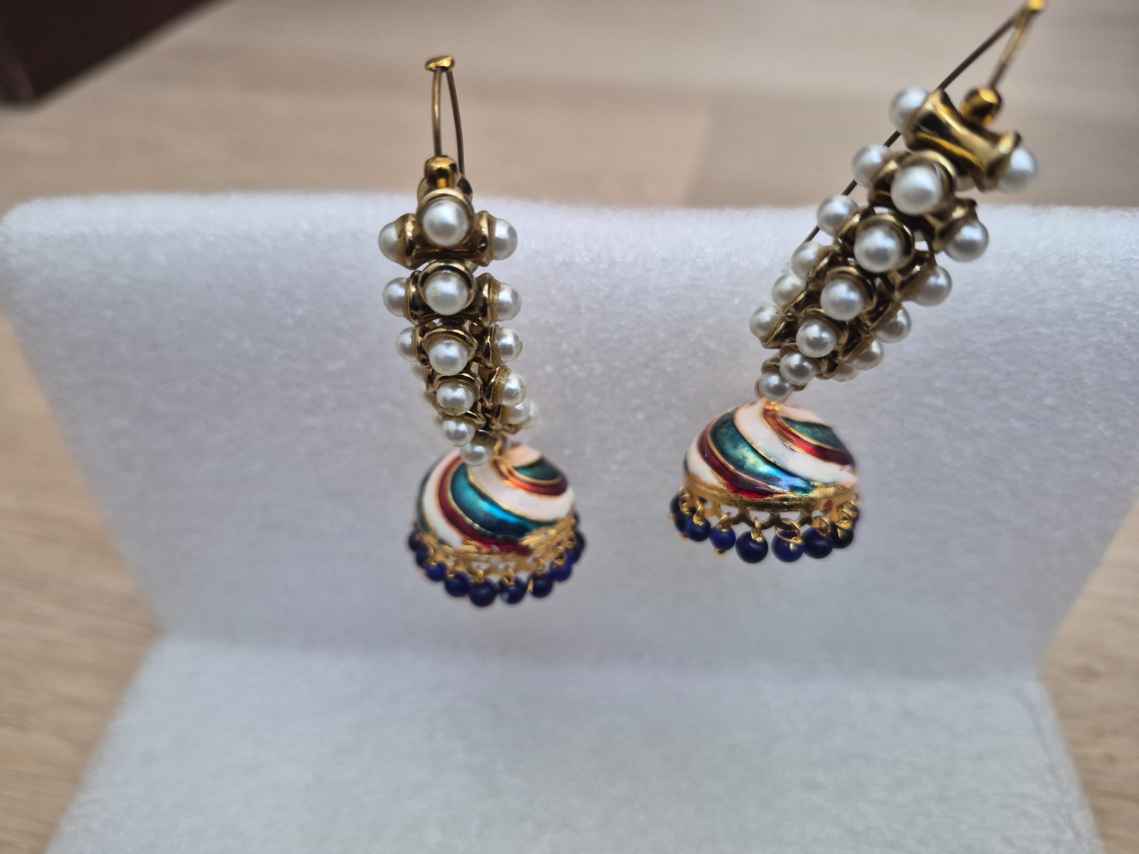 Classy design with pearls vintage earrings for women