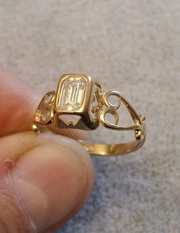 9ct Yellow Gold Ring, Stunning, Size N
