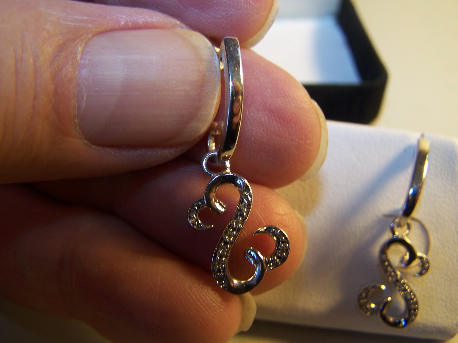 NEW KAY JEWELERS JANE SEYMOUR 18 DIAMOND STERLING OPEN HEARTS DANGLING EARRINGS