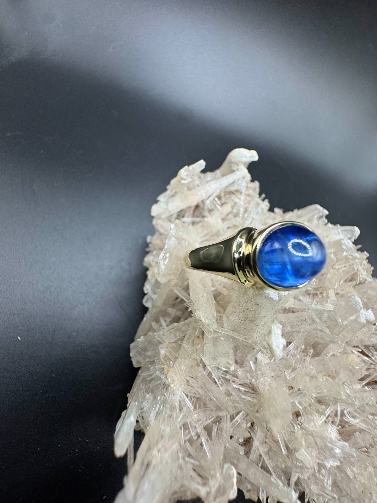 Timeless 9ct Yellow Gold Sapphire Cabochon Ring