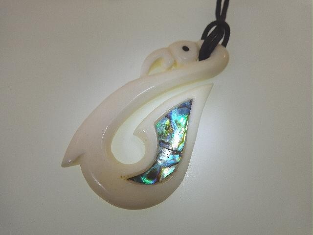 27MM HAND-CARVED MAORI MANAIA WATER BUFFALO BONE PAUA ABALONE FISH HOOK NECKLACE
