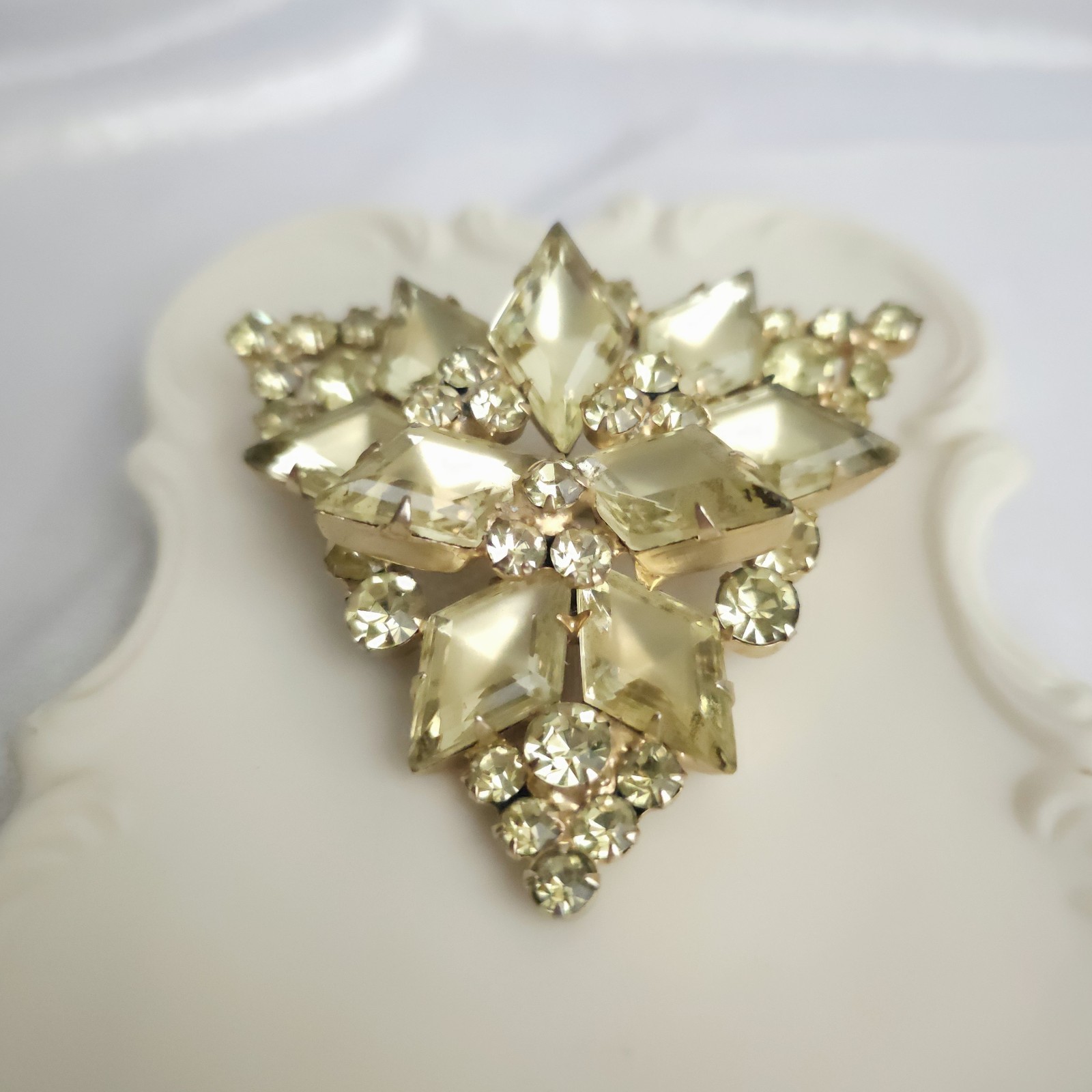 Vtg JULIANA D&E Yellow Jonquil Frosted Kite Rhinestone Set Link Bracelet Brooch