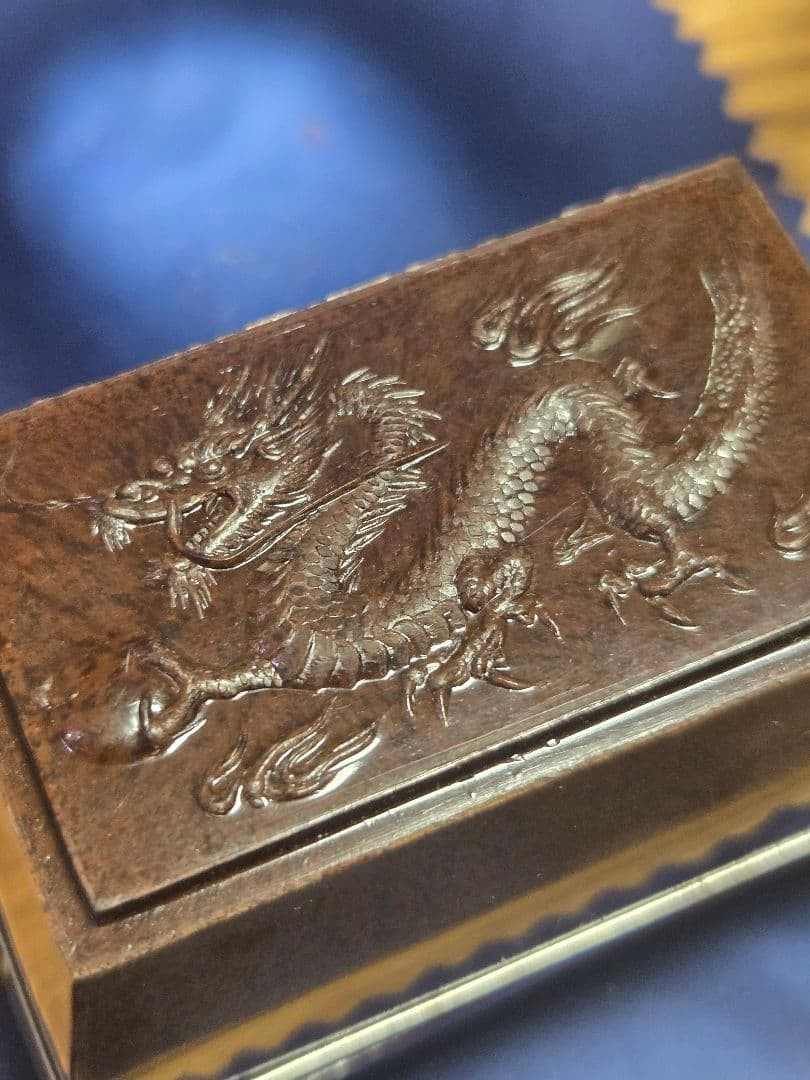 Dragon motif ring comes with a dragon case