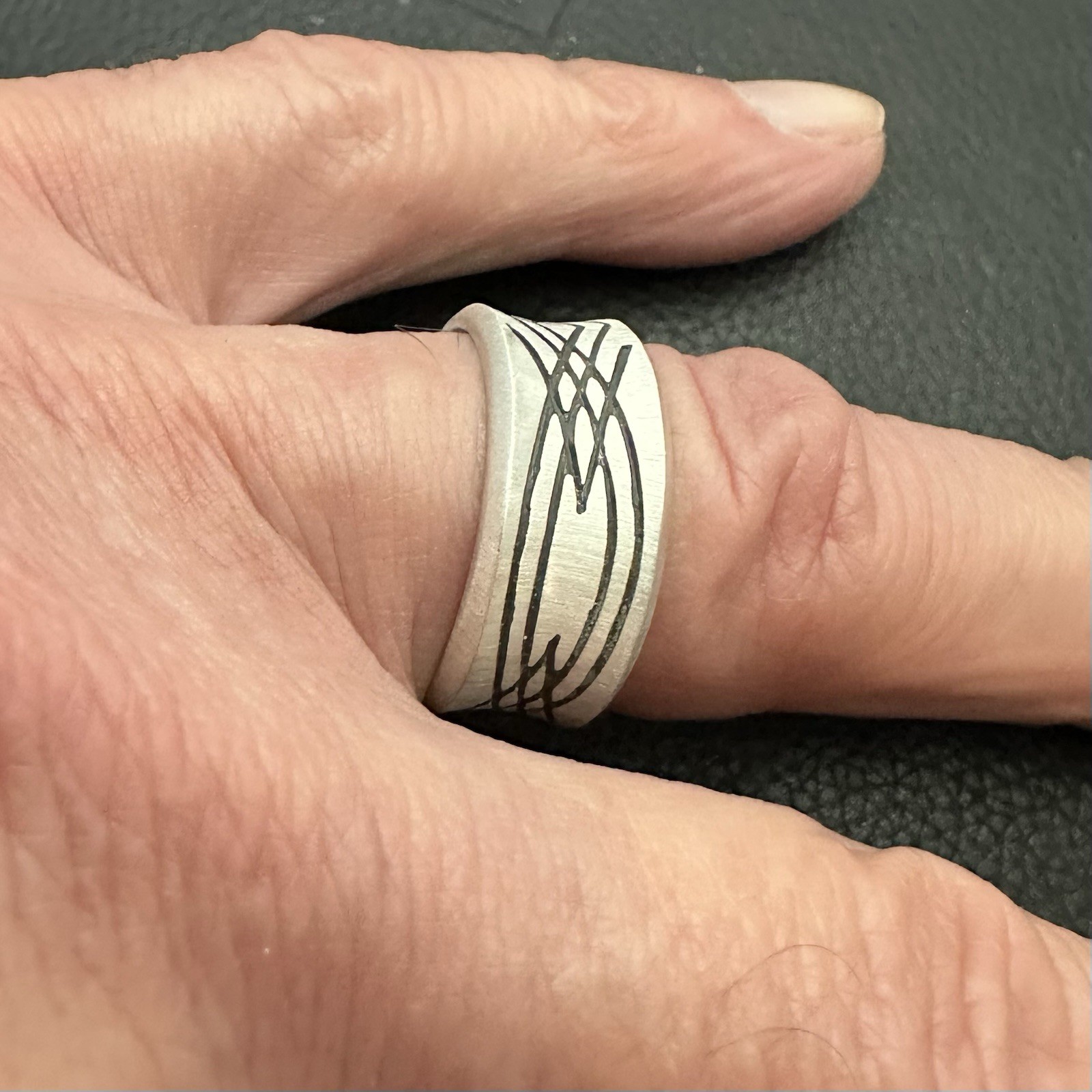 MJG STERLING SILVER PINSTRIPE WEDDING RING. STYLE #1 . ENGRAVED . SZ 10 ONLY