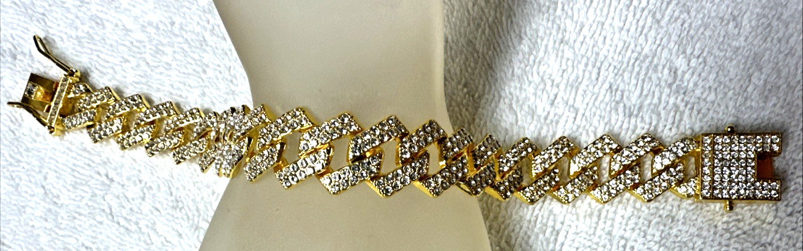 BLING Gold Tone Sparkly Rhinestone Open Link Focal Clasp Bracelet b147