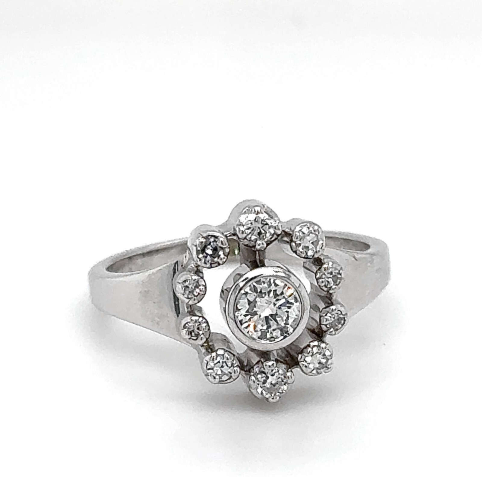 Vintage 18ct (750) White Gold Ring with Fine Diamonds