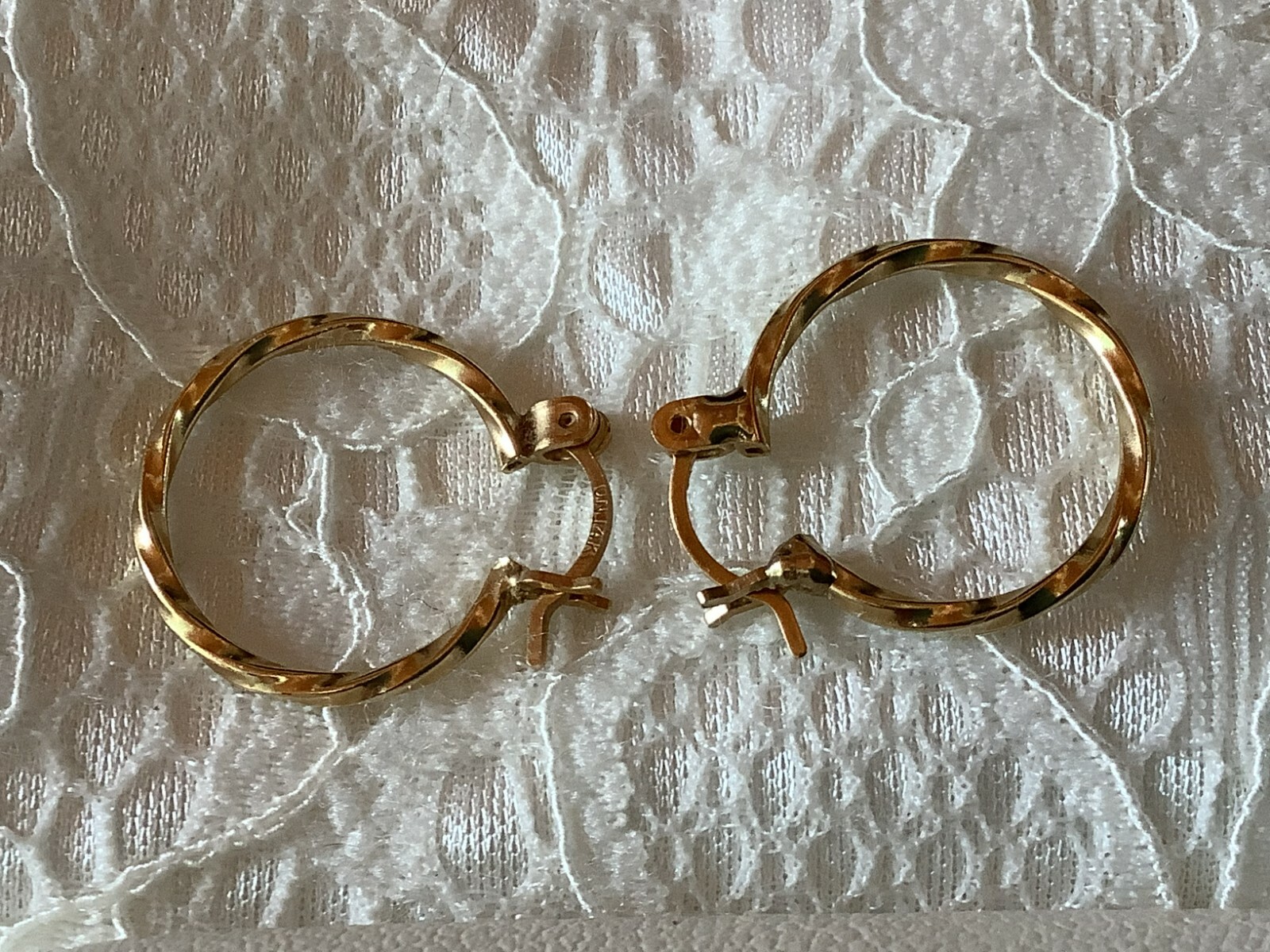 14k Yellow Gold Twisted 5/8 Inch Hoop Latch Back Earrings 1.5 grams