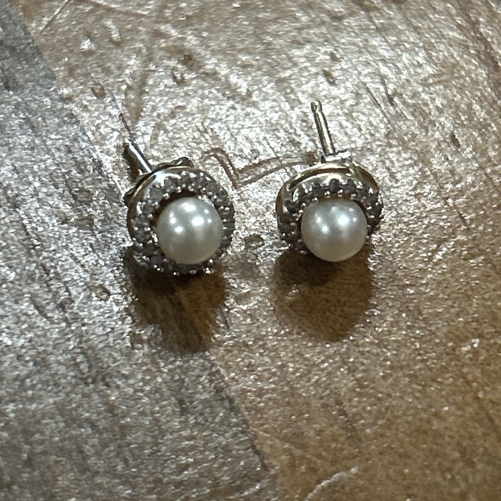 14k Gold Pearl White Accent Stones Stud Earrings 1.1 Grams