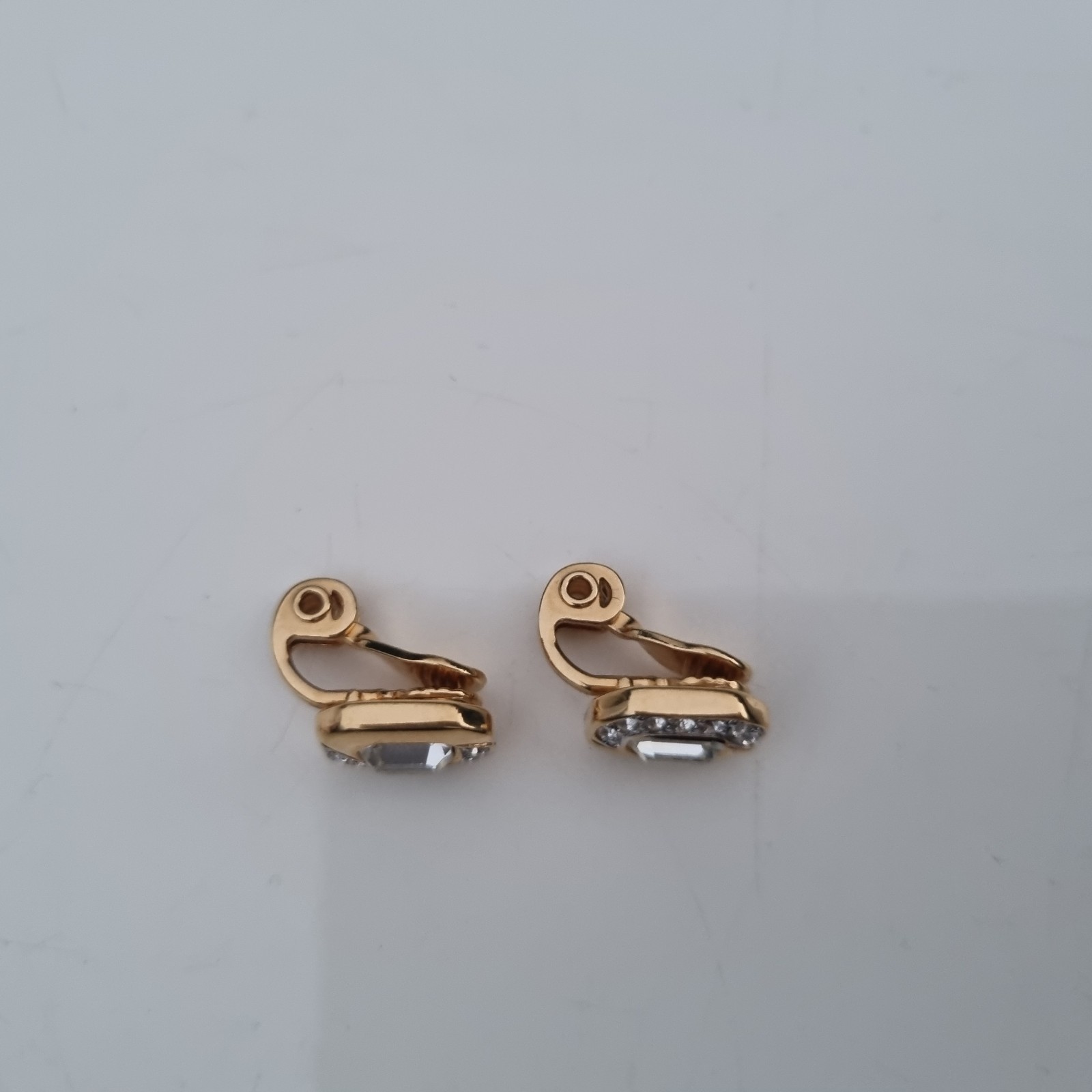 Very pretty pair of 1970’s Monet gold colour small clip on earrings (C500)