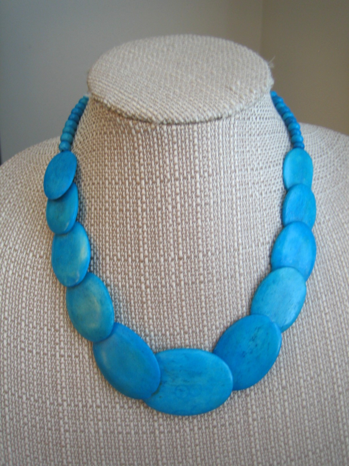 VINTAGE BRIGHT TURQUOISE COLORED BEADED NECKLACE