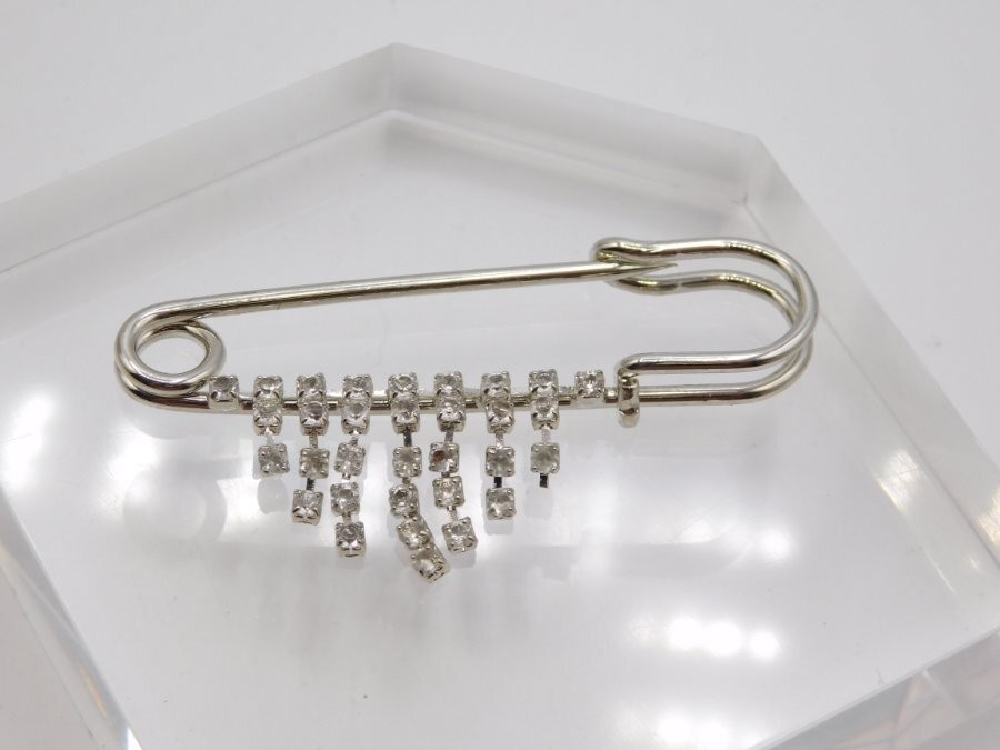 B43-VINTAGE PIN~SILVER TONE/RHINESTONE ACCENTS~2.5″ LONG