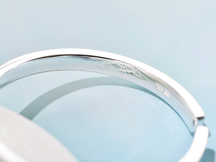 I01 Bangle Concave Domed Feather Fine Silver Silver 999