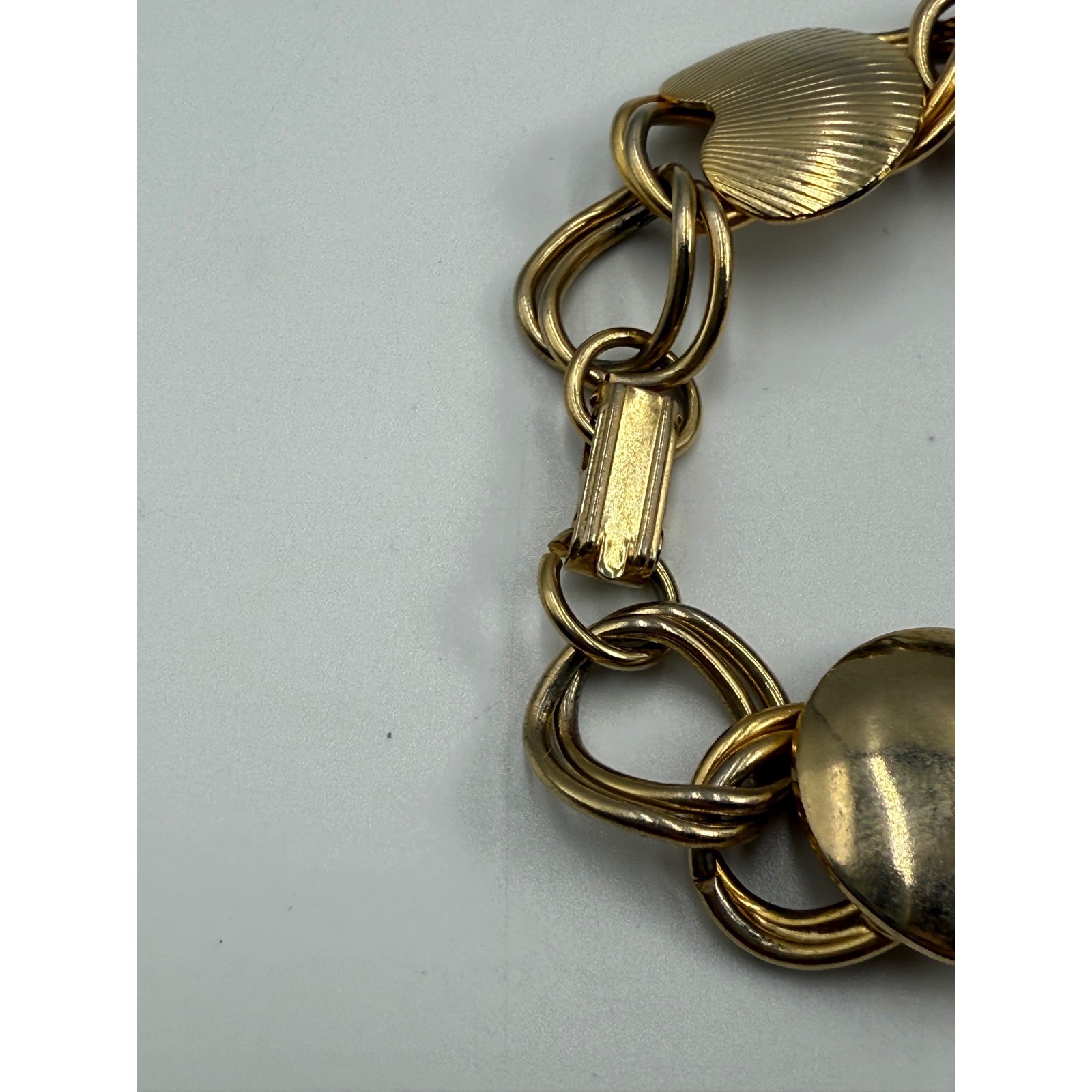 Vintage Gold Tone Ribbed Heart Disc Chunky Link Bracelet Fold Over Clasp 7.5″