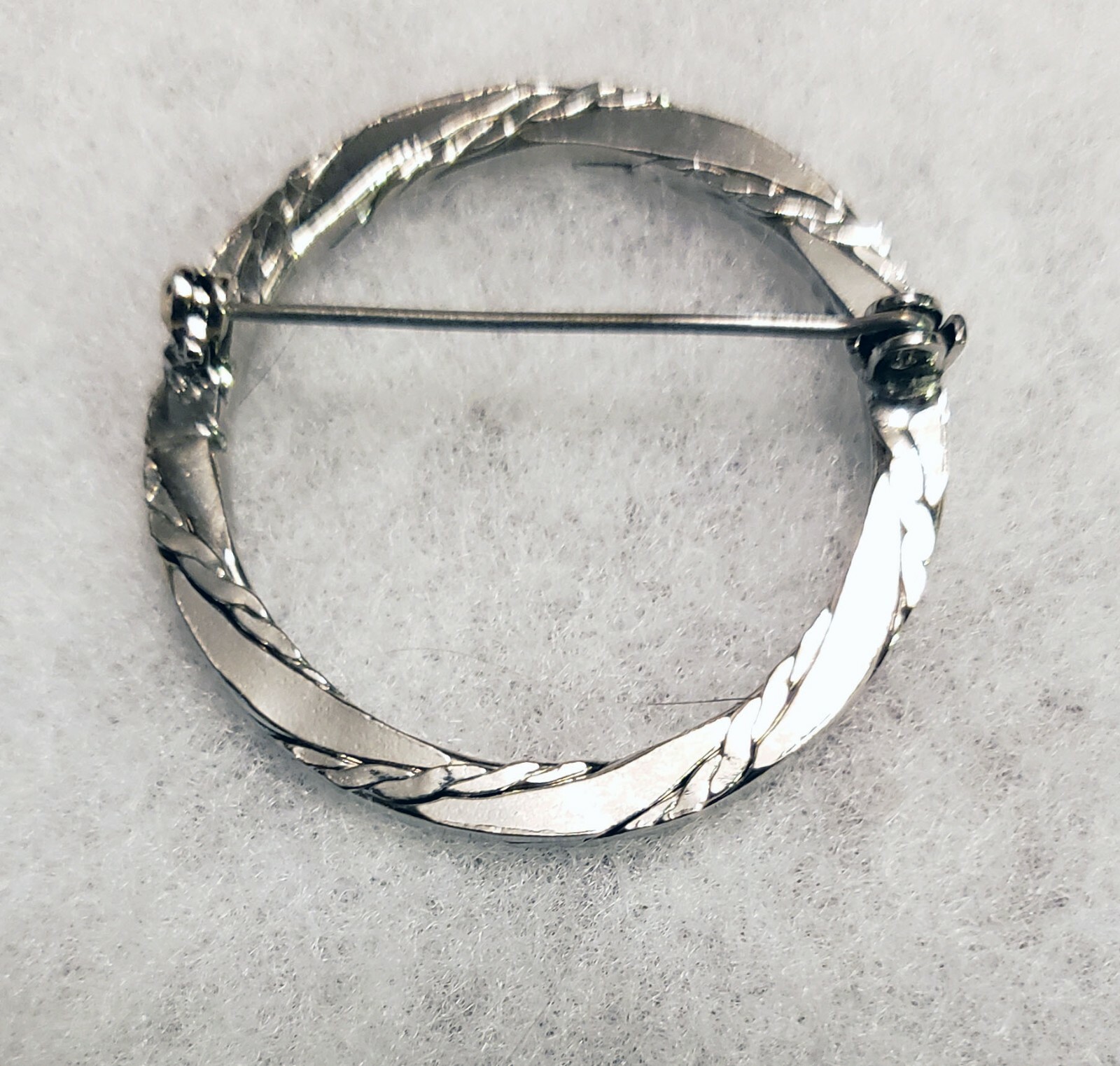 UNBRANDED SILVERTONE ETCHED RING BROOCH PIN 1 3/8″ DIA