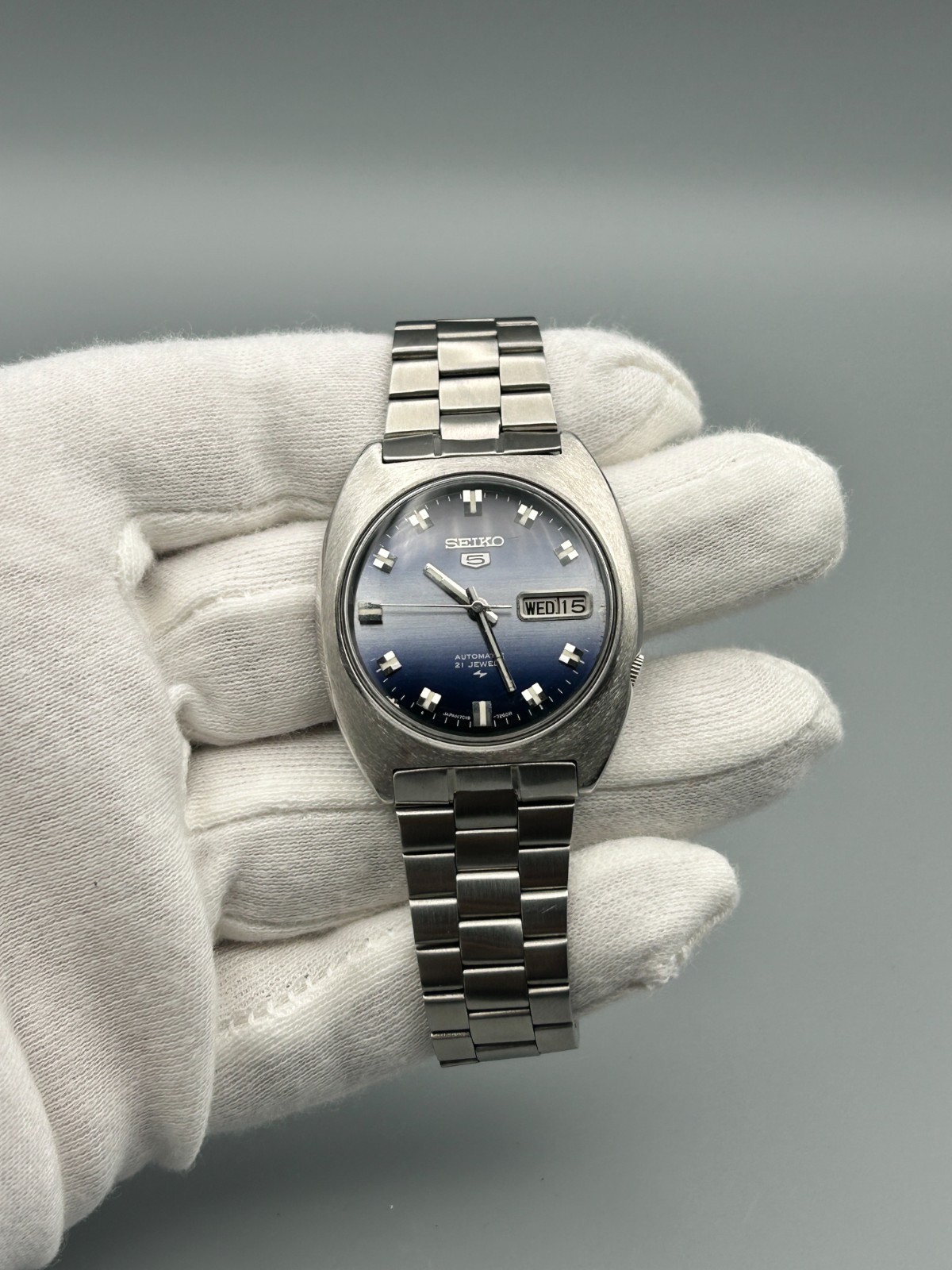 Vintage Seiko 5 Automatic Gradient Blue 21J Day/Date Men’s Wrist Watch Japan
