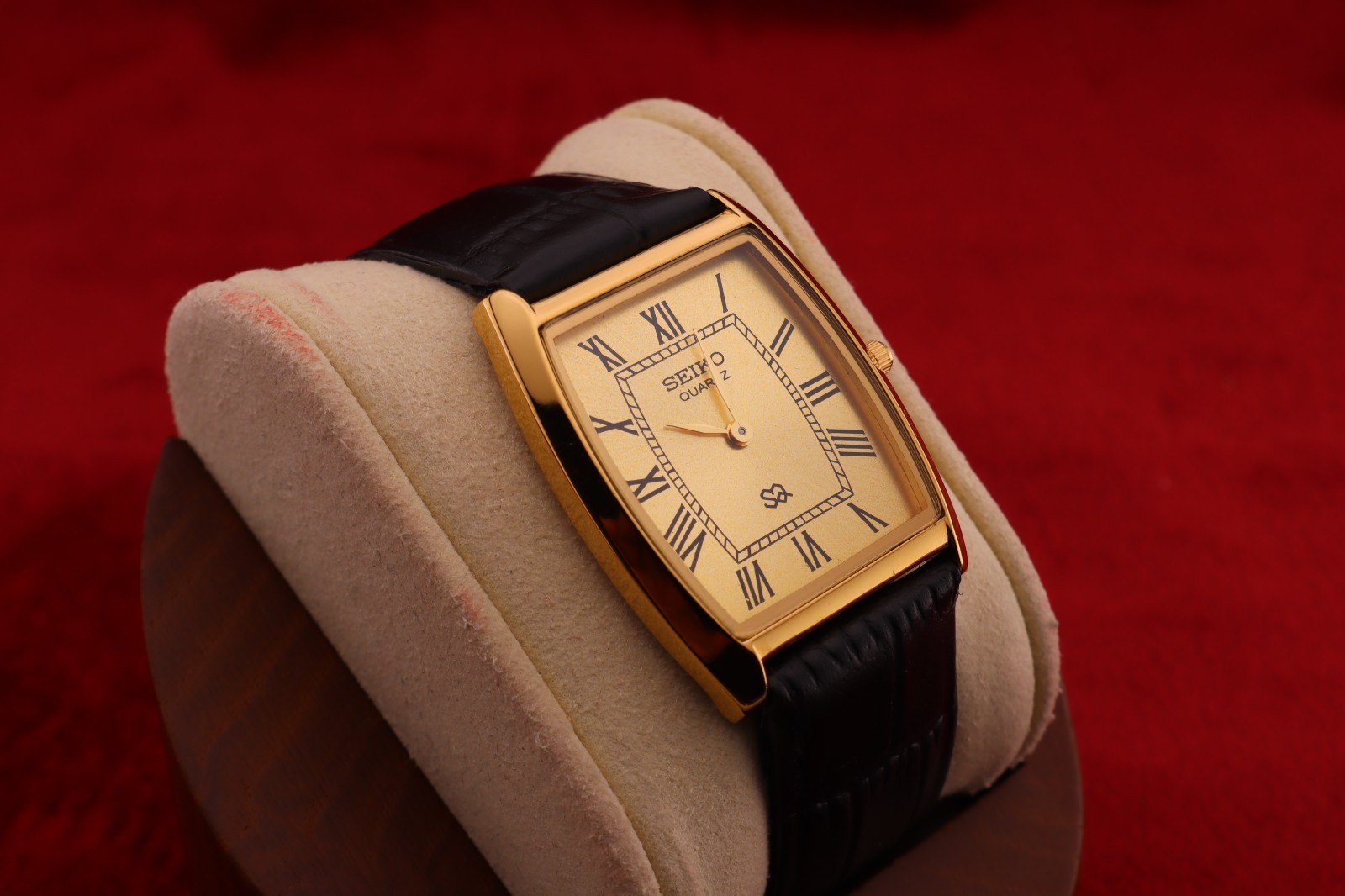 Vintage Men Seiko quartz Barrel-Tank Golden Dial ,Black leather Dress Watch
