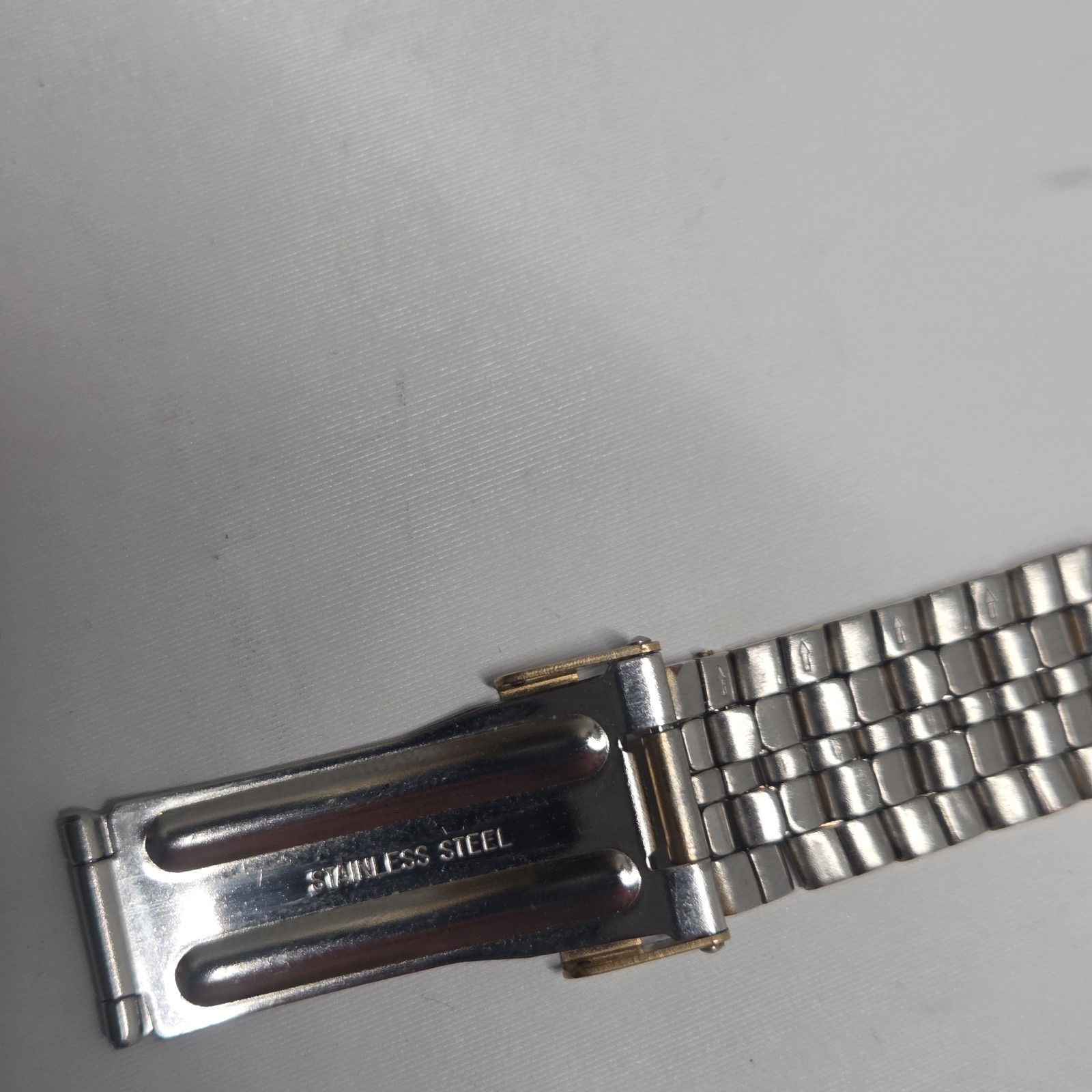 Guess Waterpro White Face Watch 50 Meters 165 Feet Water Resist New Battery