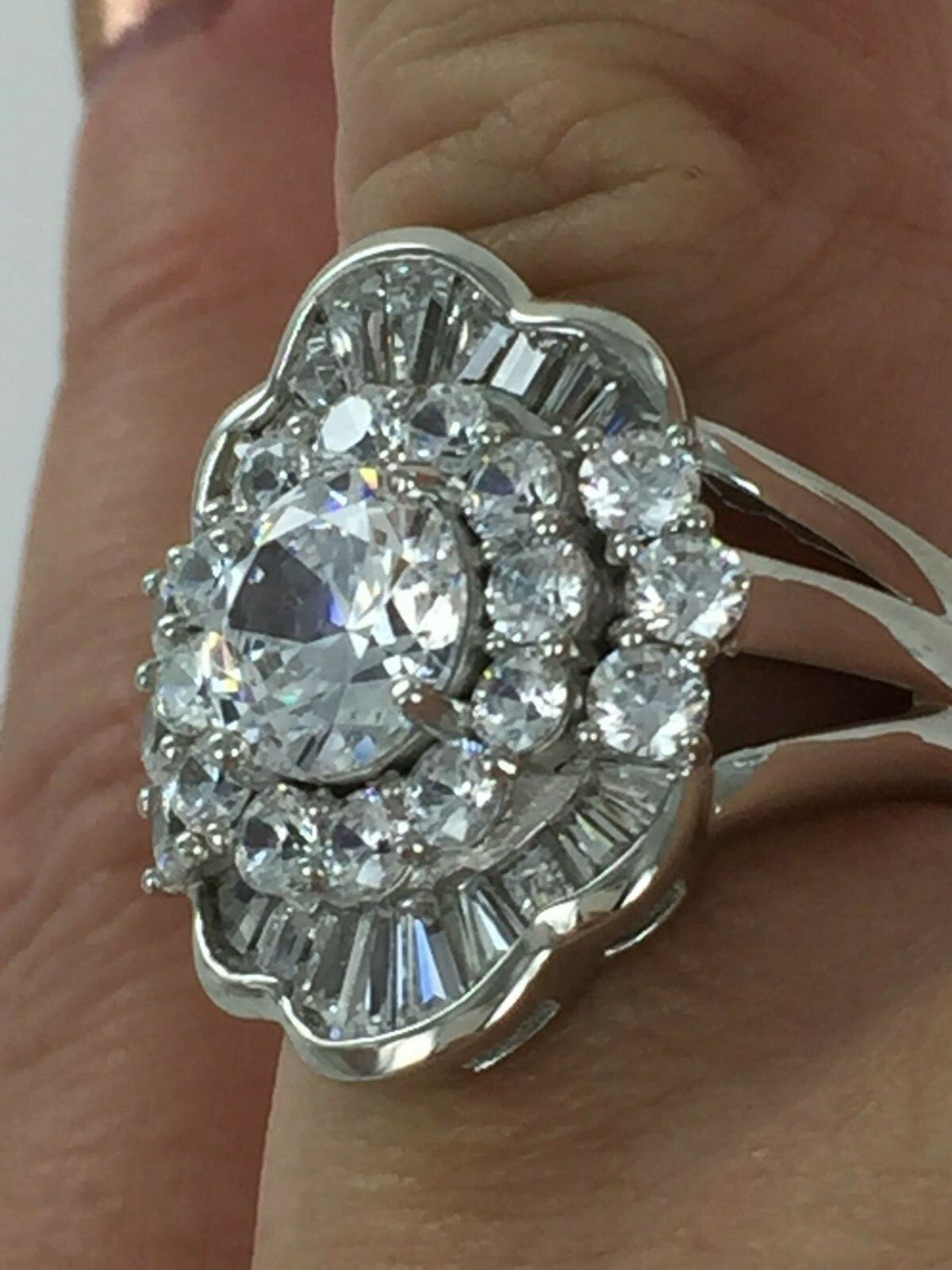 Amazing 5 CT Round & Baguette Clear CZ 925 Silver Scalloped Design Ring Size 7