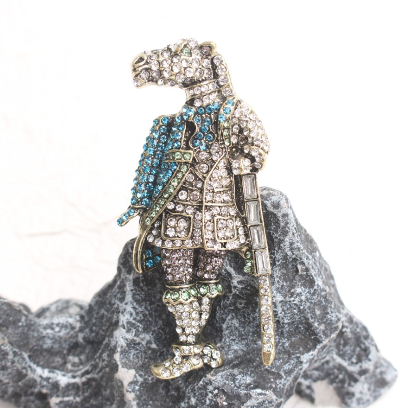 Dainty Lady’s Camel – Headed Knight Brooch:Unique Jewelry Accessory,Perfect Gift