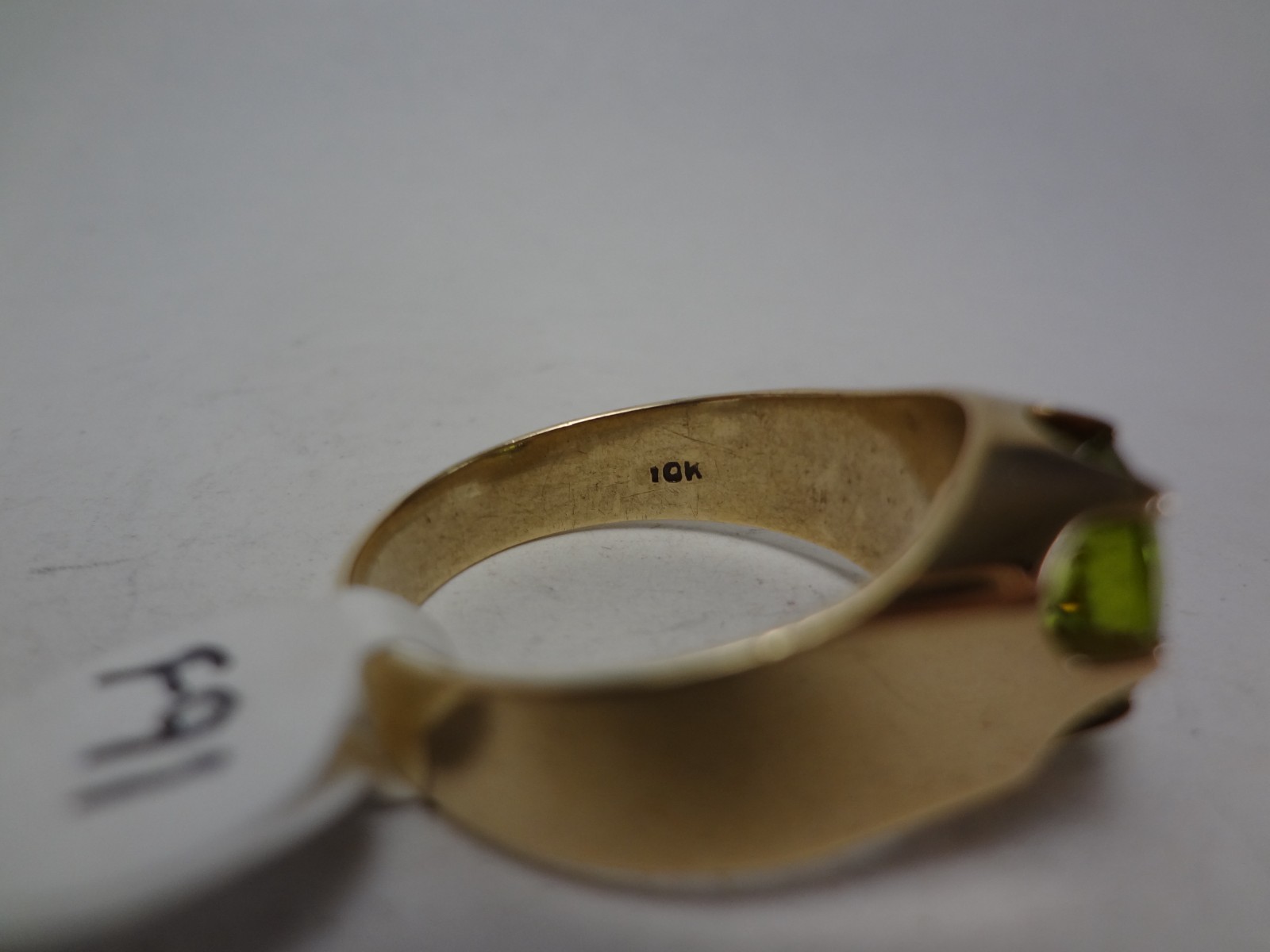 10K SOLID GOLD- PERIDOT IN A BELCHER STYLE RING – 7.30 GRAMS – SIZE 11.5 – F91