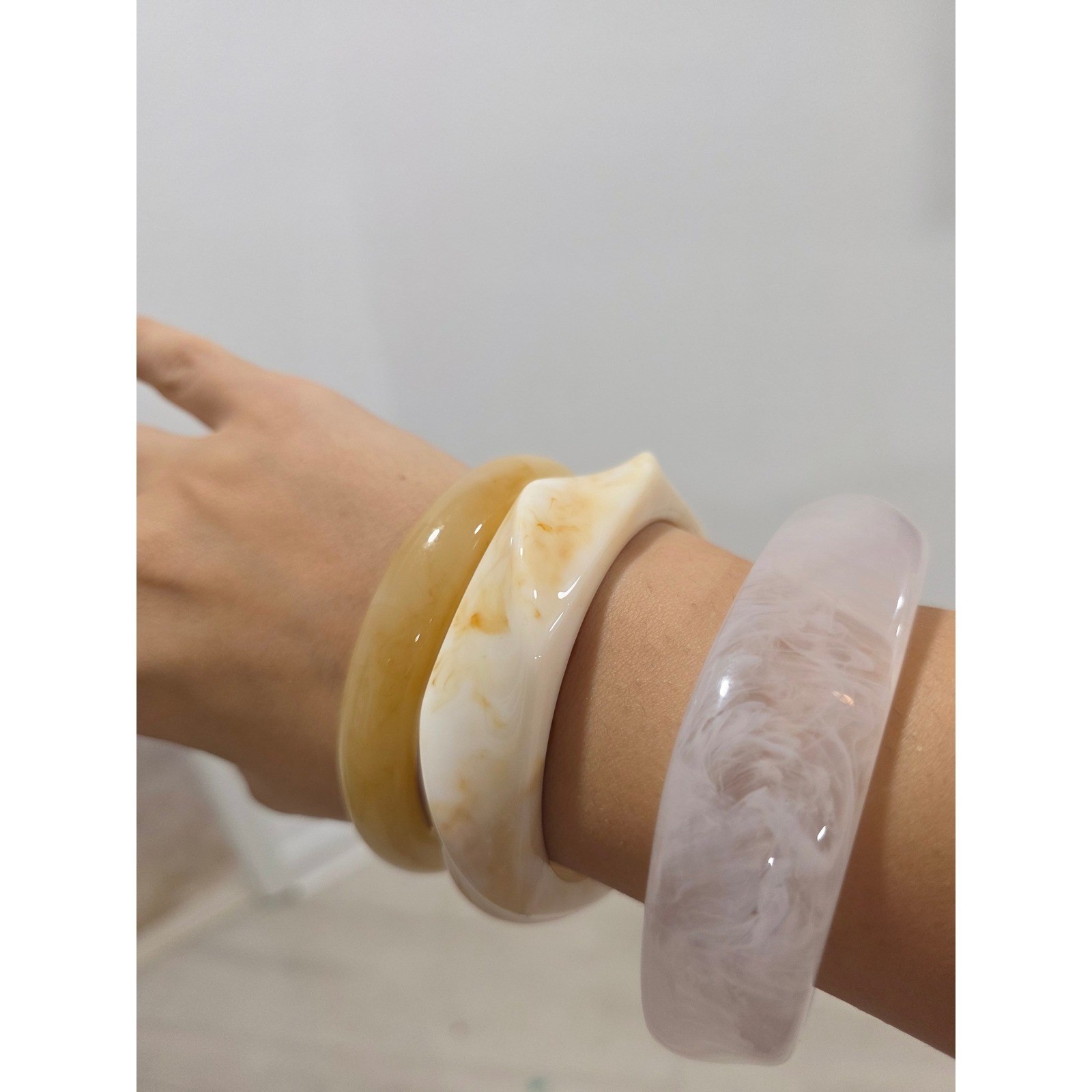 3 Chunky set Resin Bangle Bracelets Marbled Honey Cream White Stackable 2.8 in