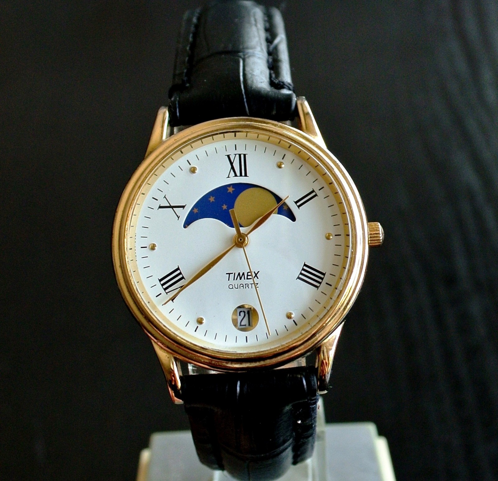 VINTAGE TIMEX DATE ELEGANT MOON PHASE DIAL QUARTZ MEN’S GOLDEN BLACK DRESS WATCH
