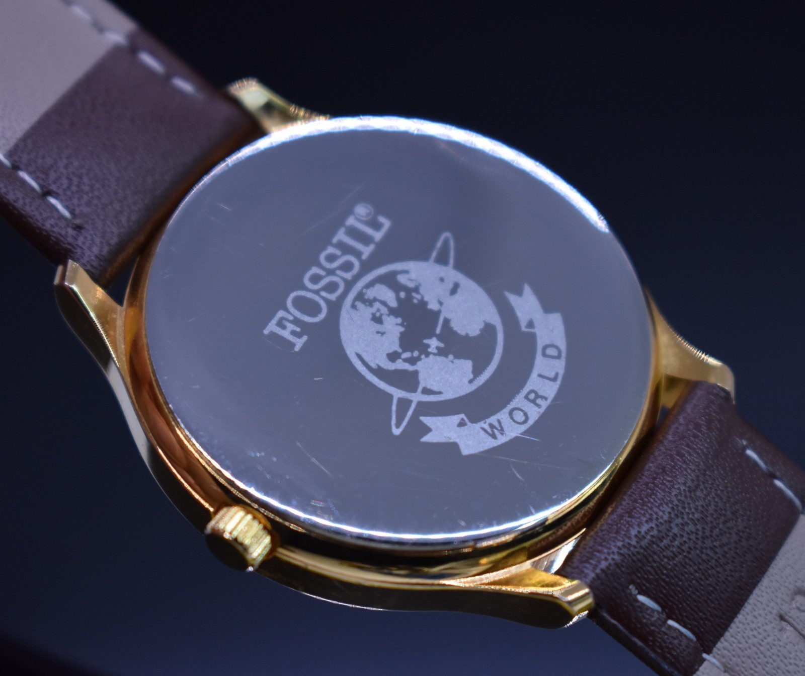 Vtg FOSSIL MOON PHASE World Map Watch 1990’s Roman Numerals Date Dial Gold Tone