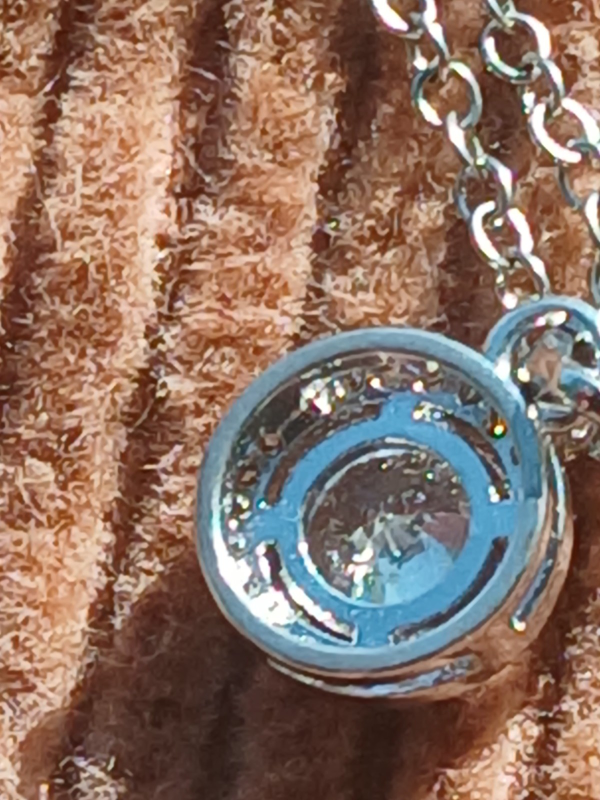 White glimmering Stone in Silvertone. Chain. Dainty Nice