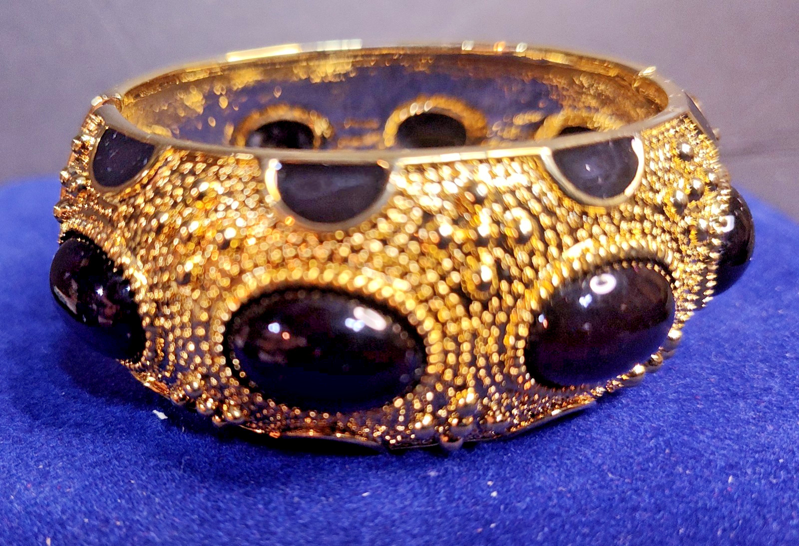 MELANIA TRUMP HIGH POLISHED GOLD TONE plated WRIST BANGLE BRACELET