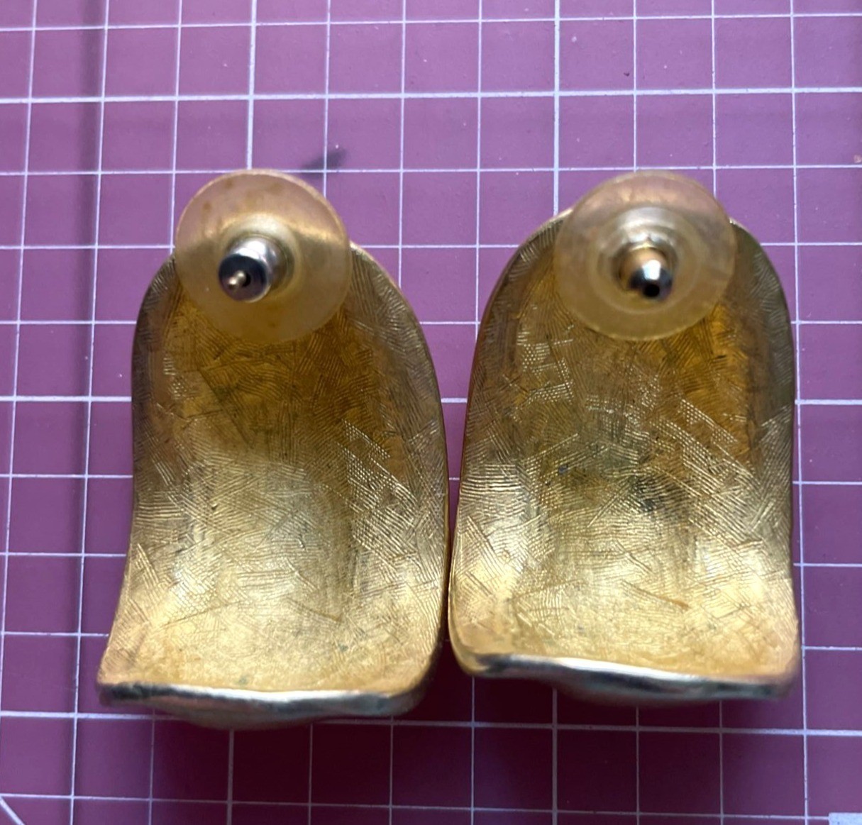 Vintage Modernist Gold Tone Liquid Metal Sculpted Shield Post Stud Earrings 1.5