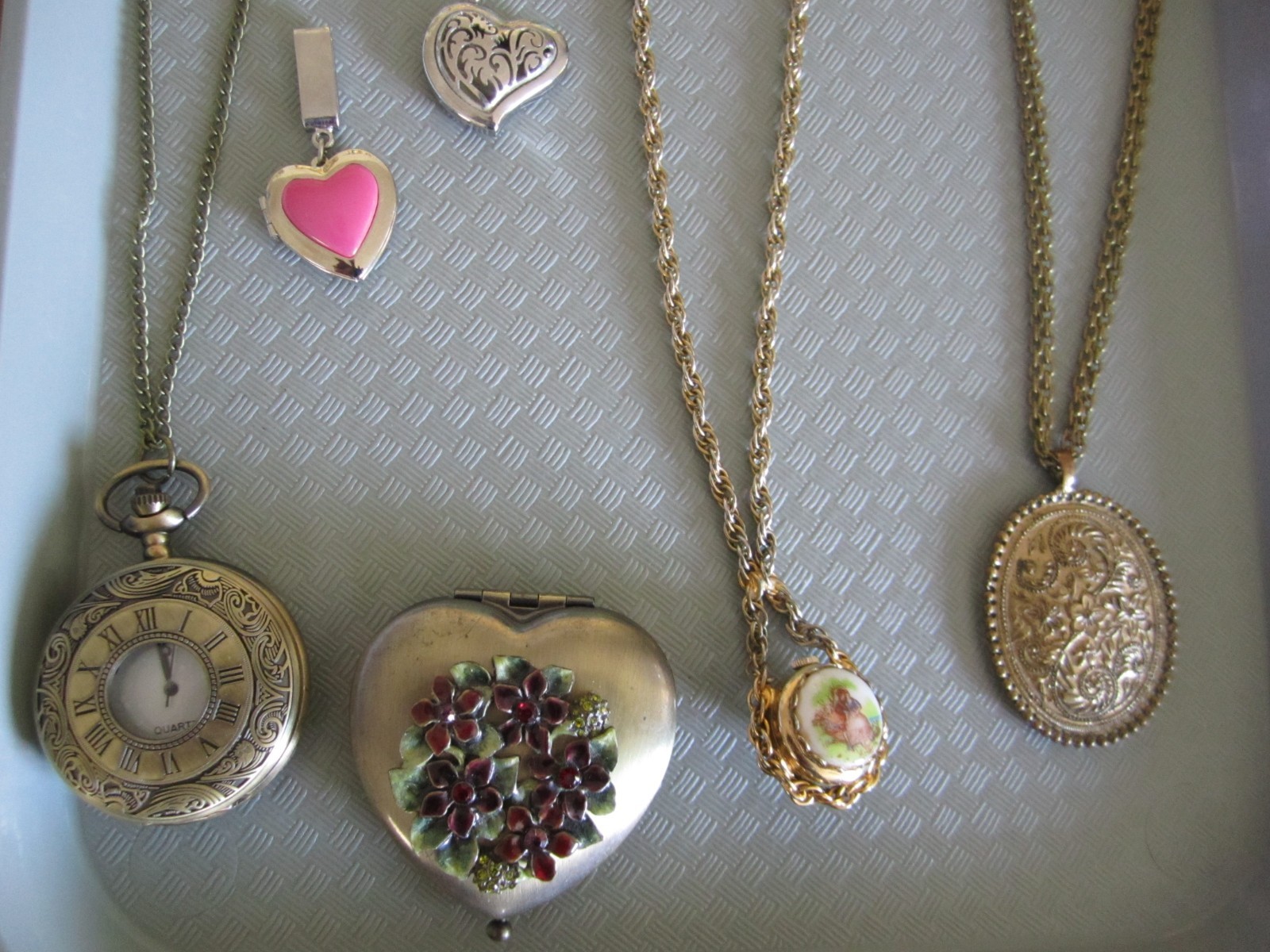 10pc LOCKET & Misc. Jewelry Pendant, Necklace & Watch Costume Jewelry Lot (Bb12