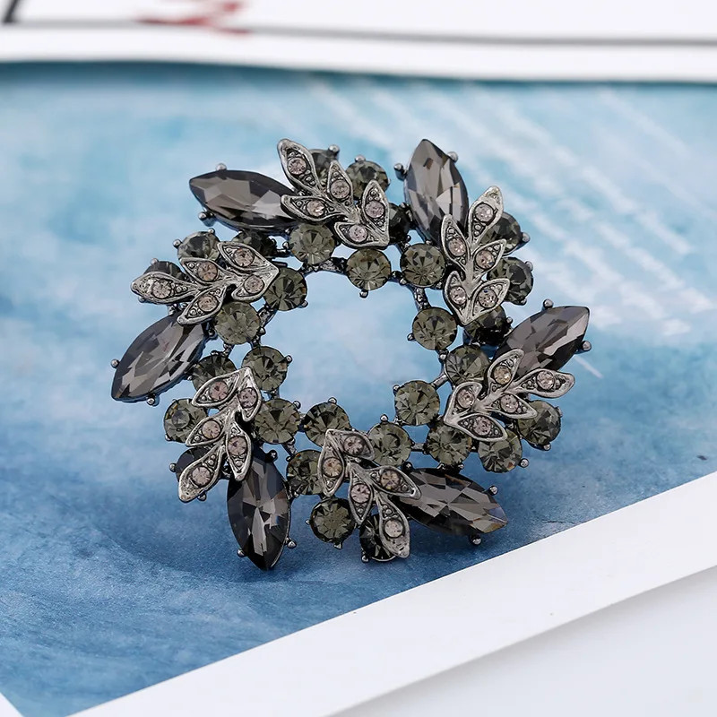 Rhinestone Brooch Wreath Floral Hollow Inlay Lapel Pin Clothing Jewelry