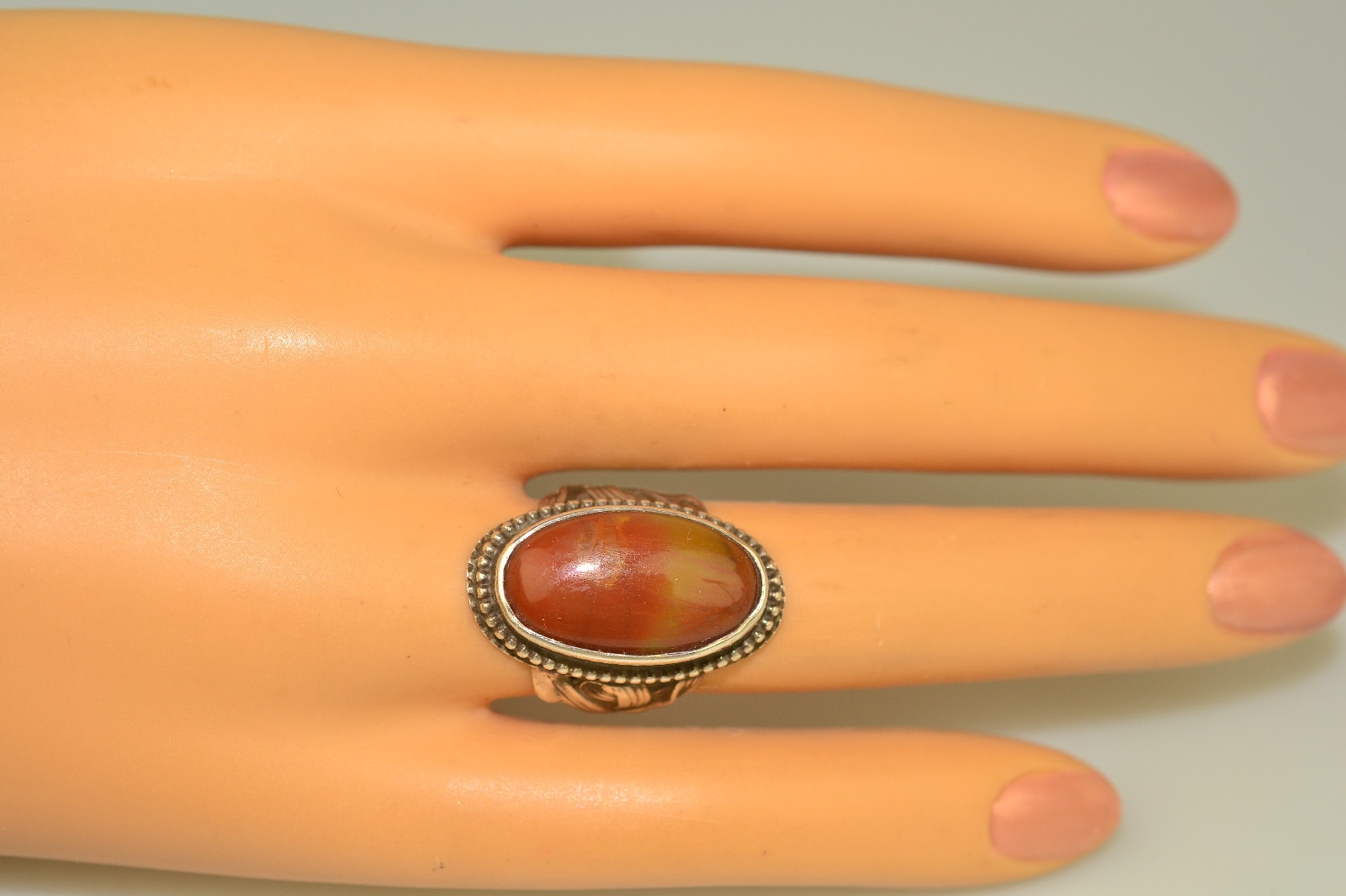 STERLING SILVER OVAL AGATE RING WITH BEAD BORDER & ENTWINED VINE SHANK SIZE 5.75