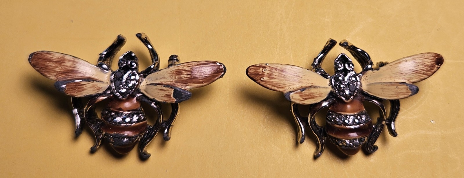 1960’S BUMBLE BEE ENAMEL (2) SCATTER PINS IN SILVER TONE METAL